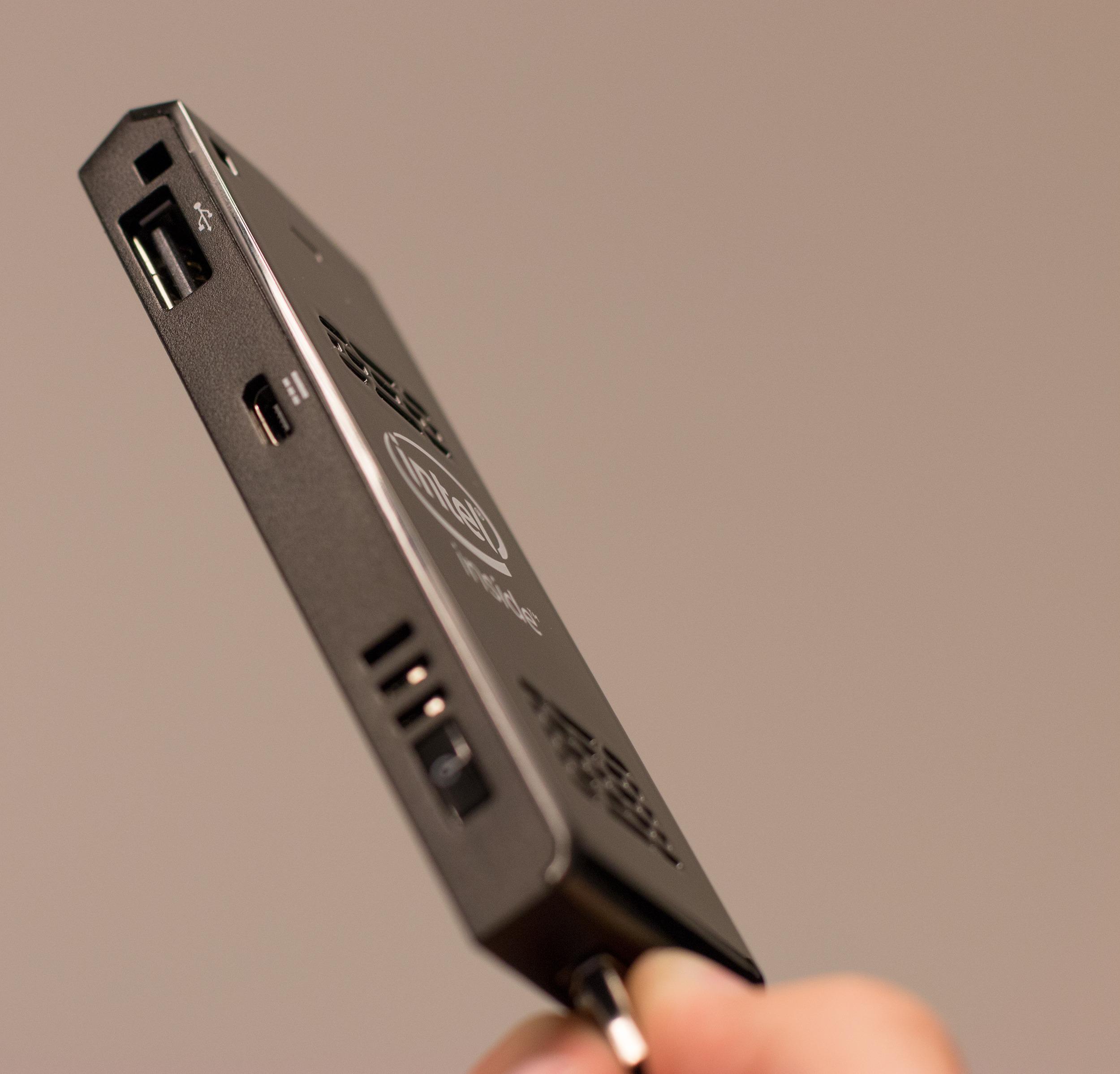 Micro-USB-port for strøm og en USB-port for tilkobling av ekstrautstyr. På den andre siden finner vi en Micro SD-kortleser. Foto: Anders Brattensborg Smedsrud, Tek.no