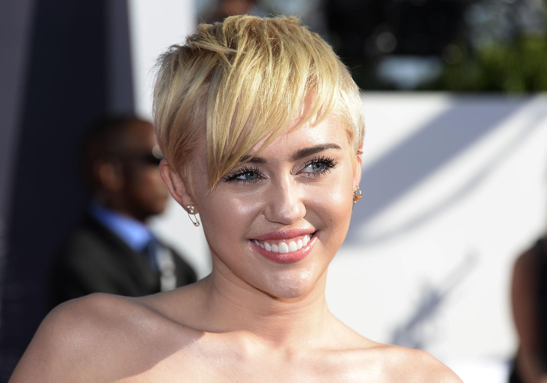 OVERRASKET IGJEN: Miley Cyrus slutter aldri å overraske fansen. Da designeren Alexander Wang hadde nachspiel i helgen, hadde Miley lagt igjen BH-en hjemme. Foto: Scanpix