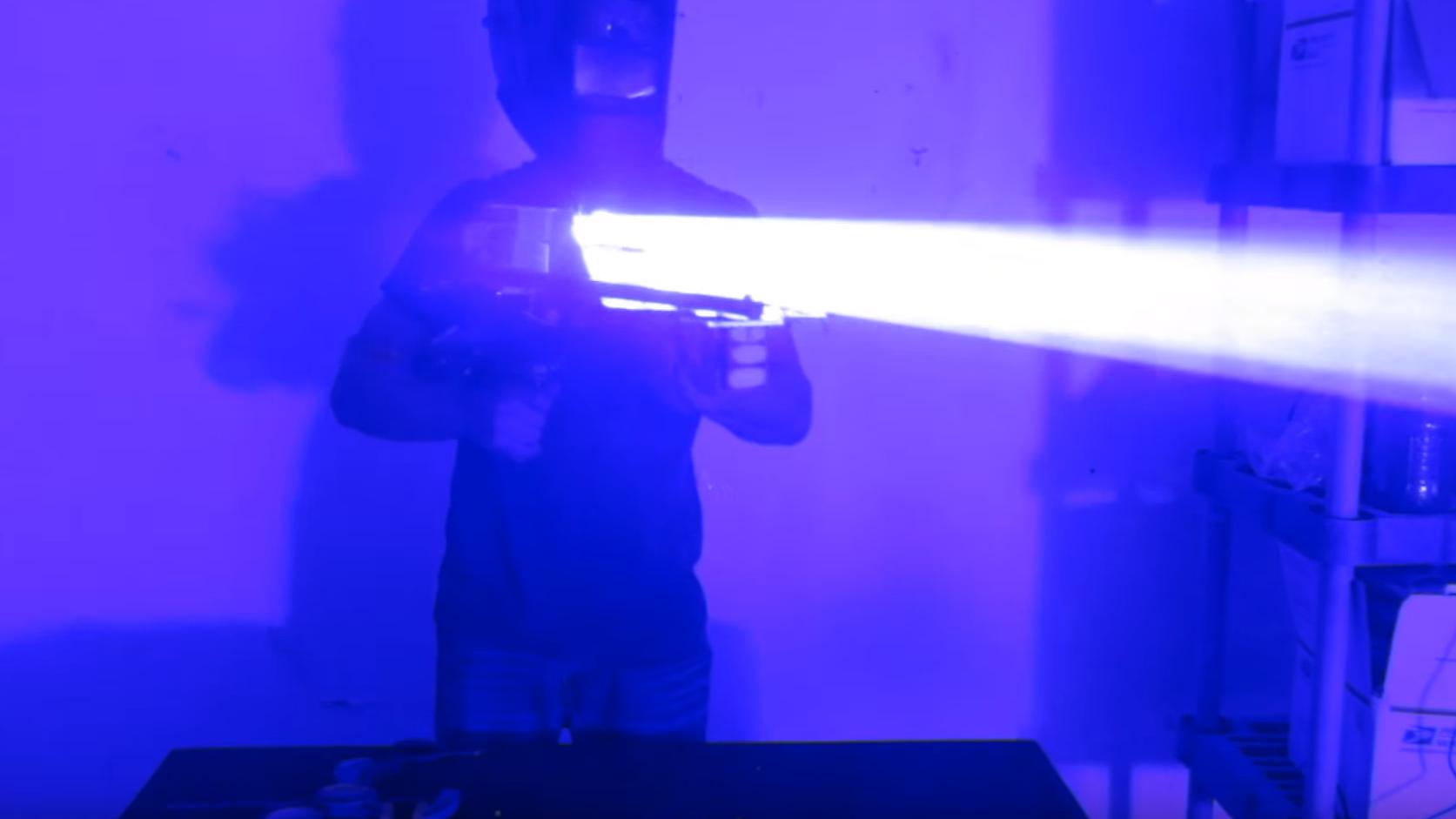 Han bygde sin egen hjemmelagde «laser-bazooka»
