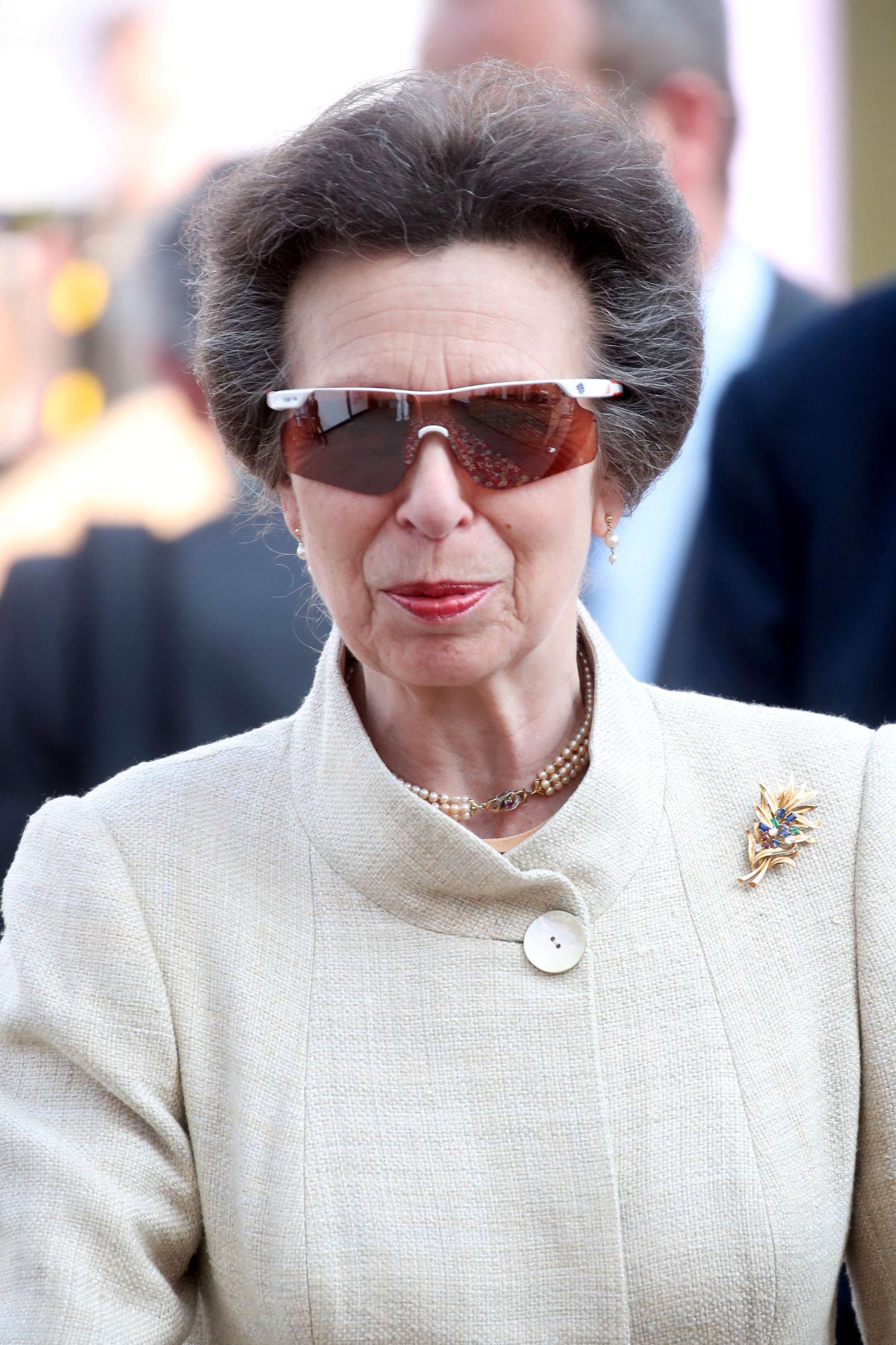 RASK: Prinsesse Anne valgte disse sporty solbrillene til sitt stilrene antrekk. Foto: Reuters.
