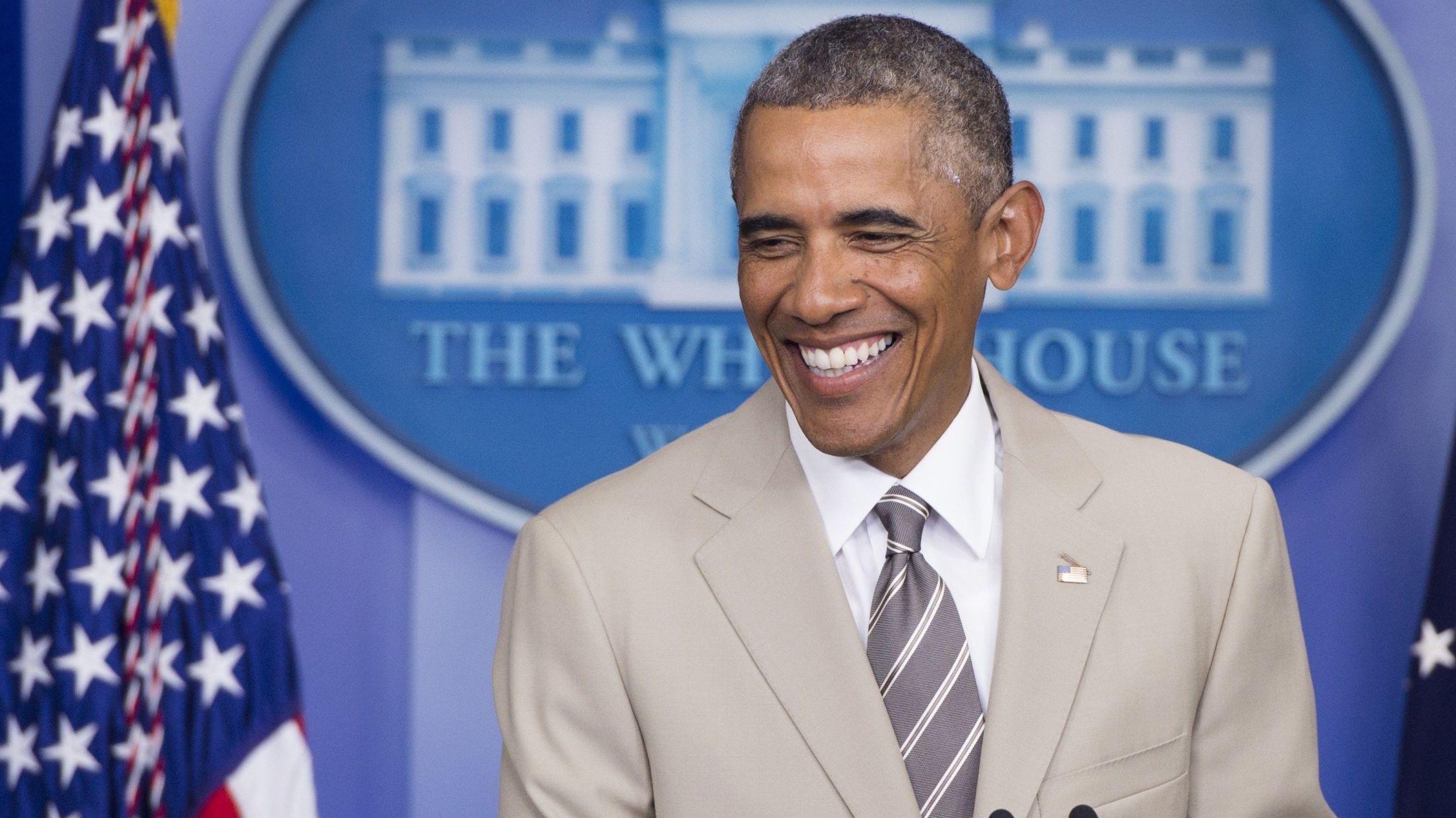 BEIGE: Obama har tidligere uttalt at han bare eier blå og grå dresser. På forrige ukes pressekonferanse overrasket han derfor med en ny, beige variant. Foto: Scanpix