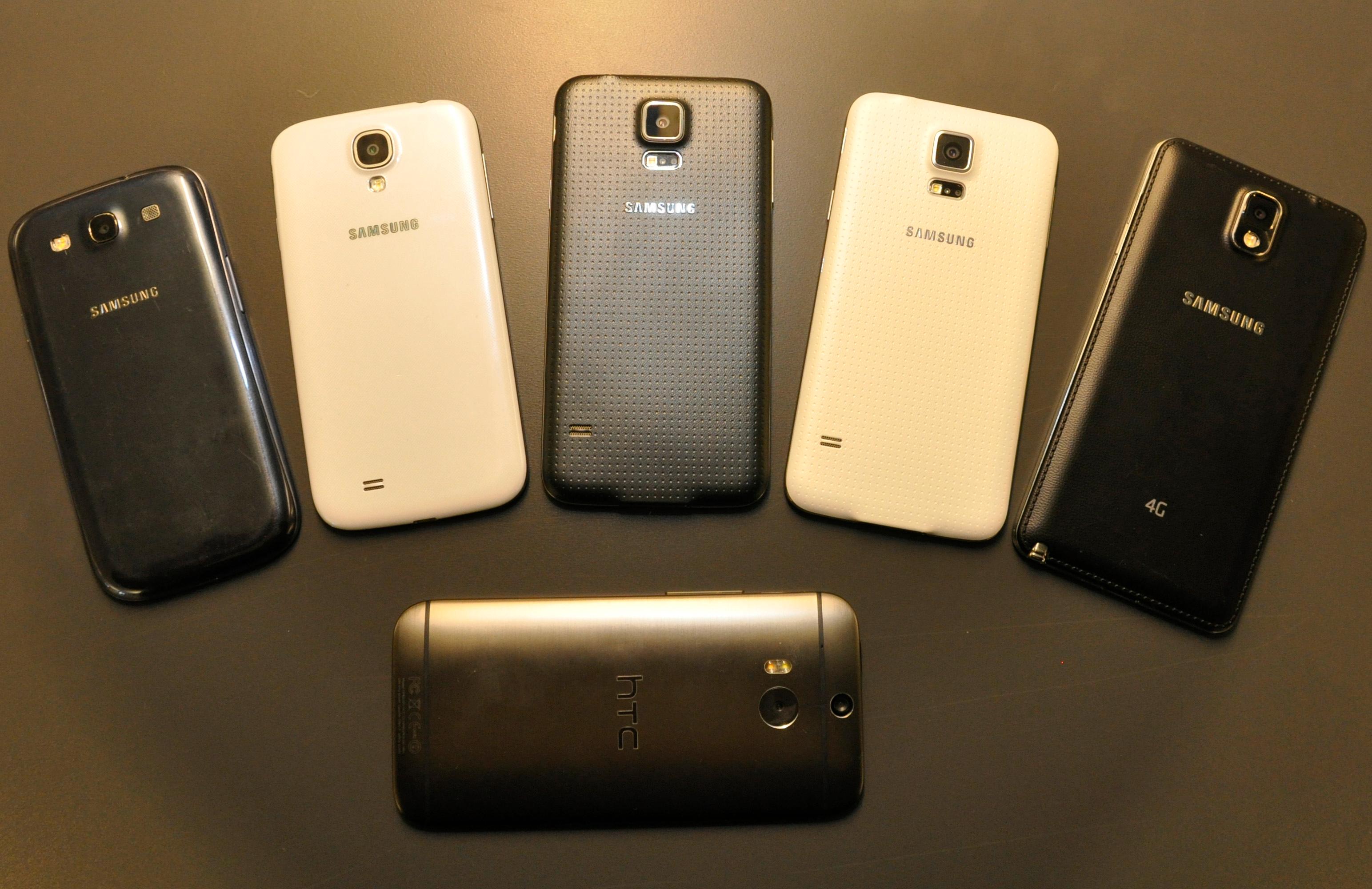 Fra venstre; Galaxy S3, Galaxy S4, Galaxy S5 i to ulike farger, og Galaxy Note 3. Nederst - utfordreren One (M8) fra HTC.Foto: Finn Jarle Kvalheim, Amobil.no