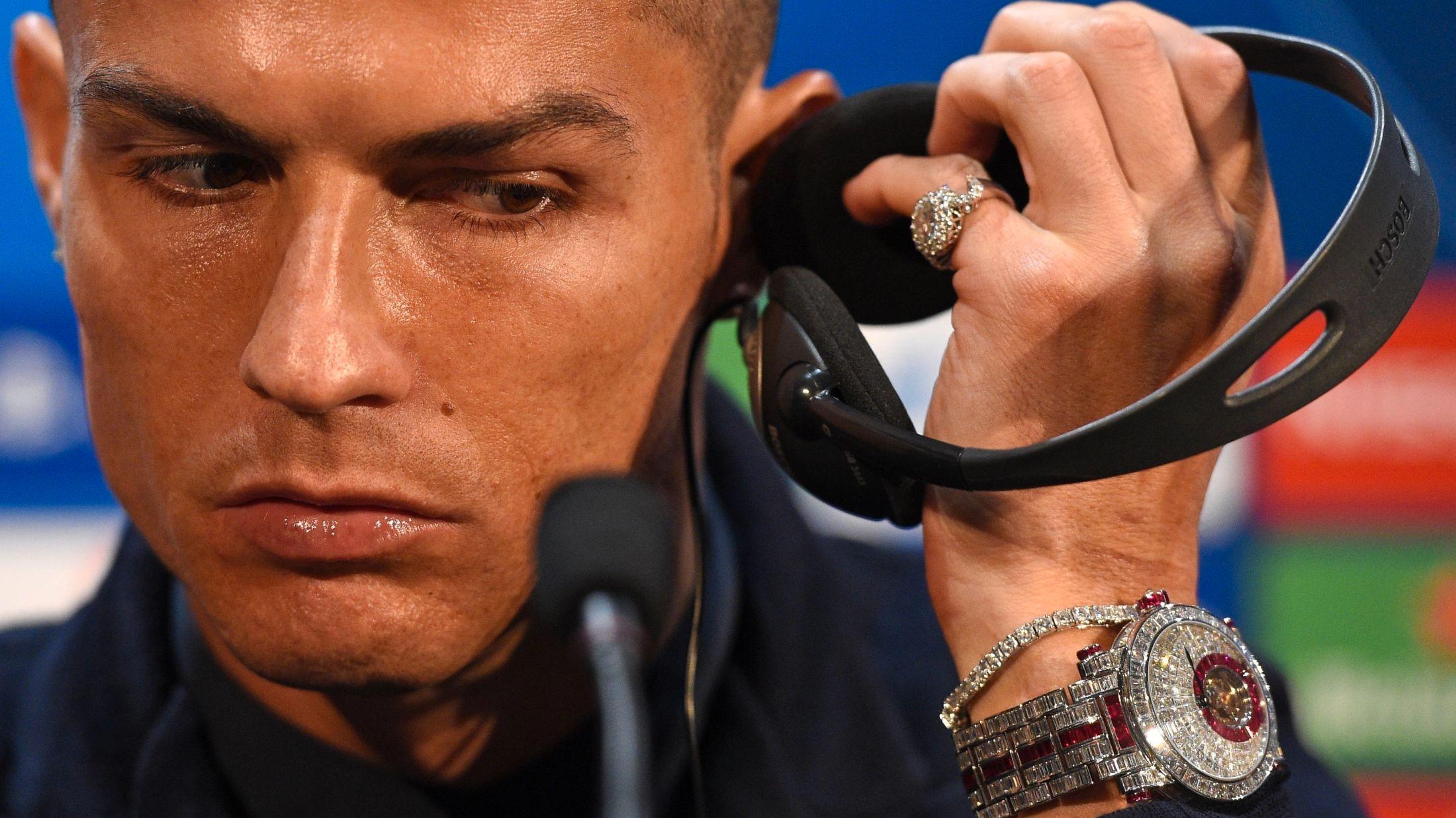 GLAD I BLING: Fotballspiller Cristiano Ronaldo prøvde ikke å gjemme sin nye klokke under en pressekonferanse i forkant av oppgjøret mot Manchester United. Foto: AFP.