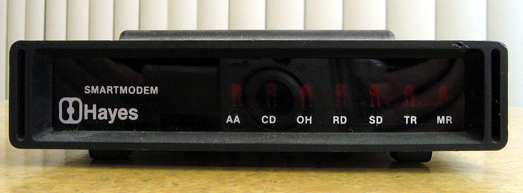 Et Hayes Smartmodem fra 1981. Overføringshastigheten var på 300 bits per sekund. De fleste leser mye raskere enn dette. Foto: Wikipedia / CC-Attribution