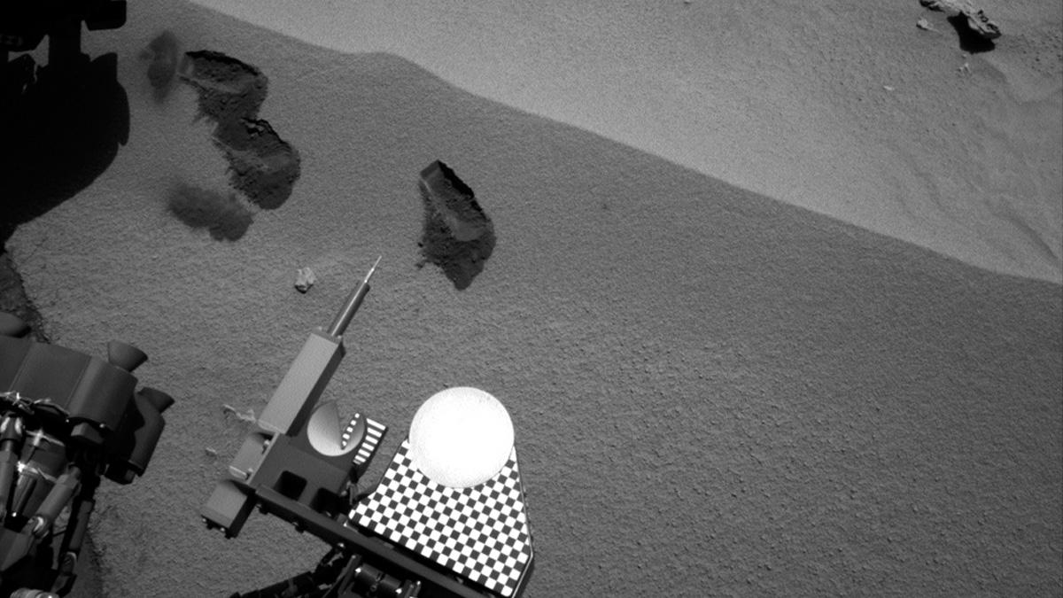 Her har Curiosity etterlatt seg tre «bitemerker» på bakken.Foto: NASA