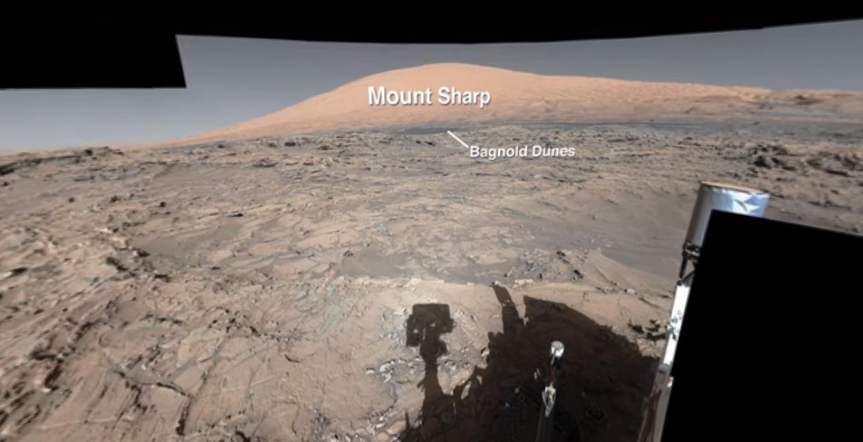 Curiosity nærmer seg Mount Sharp, som du kan se i bakgrunnen.