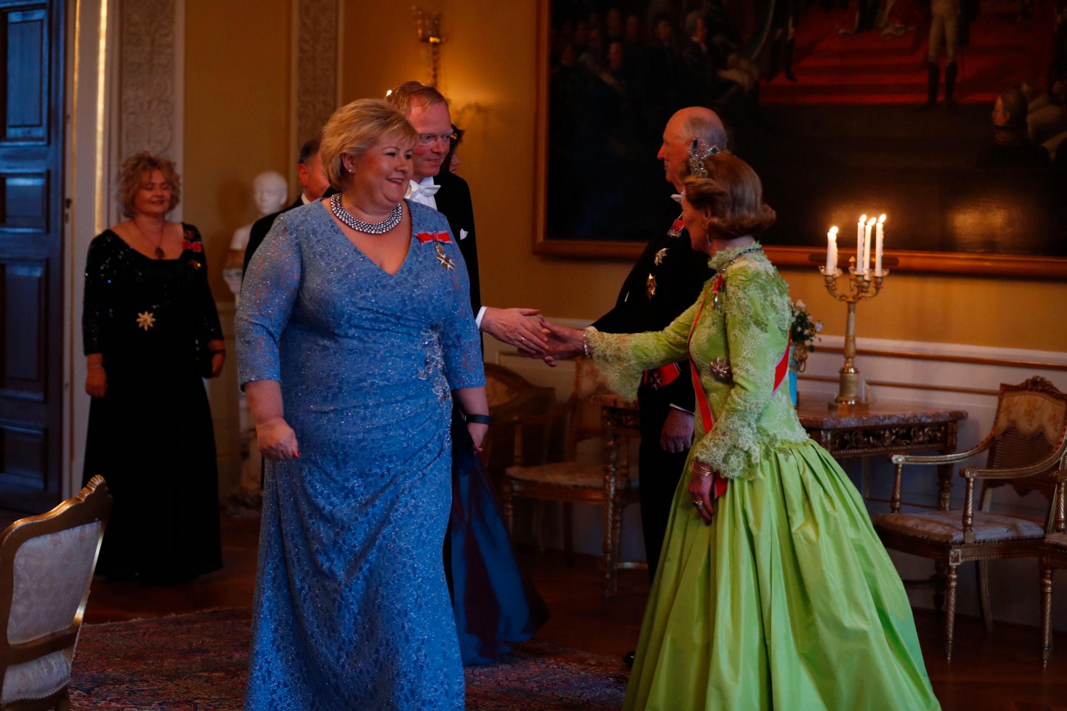 LYSEBLÅTT: Statsminister Erna Solberg var iført en lyseblå kjole med paljetter og strass på venstre side. Foto: NTB scanpix