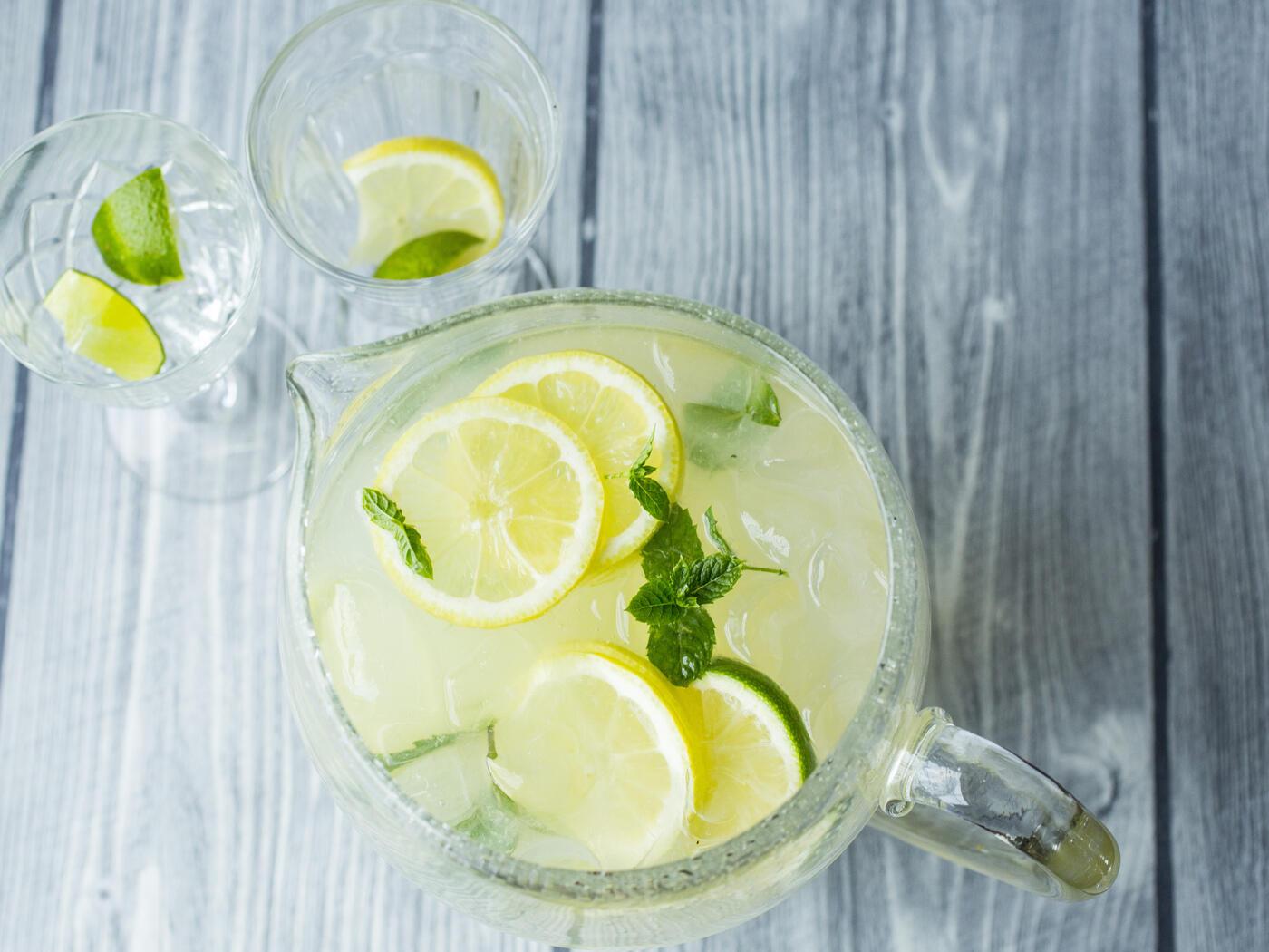 FORFRISKENDE: Lag en hjemmelaget limonade i sommerheten.