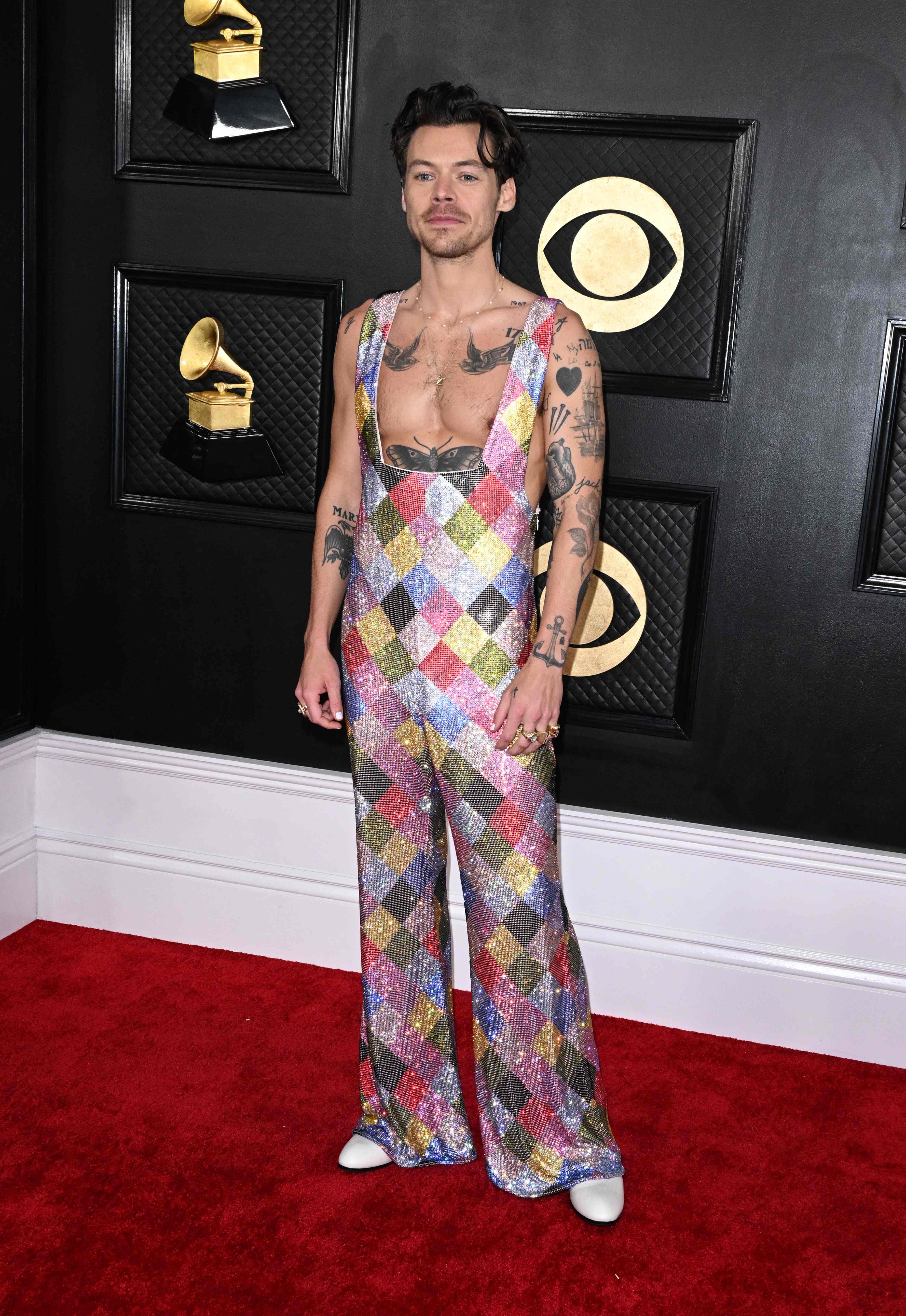 Harry Styles ankom Grammy Awards i en fargerik og glitrende jumpsuit.