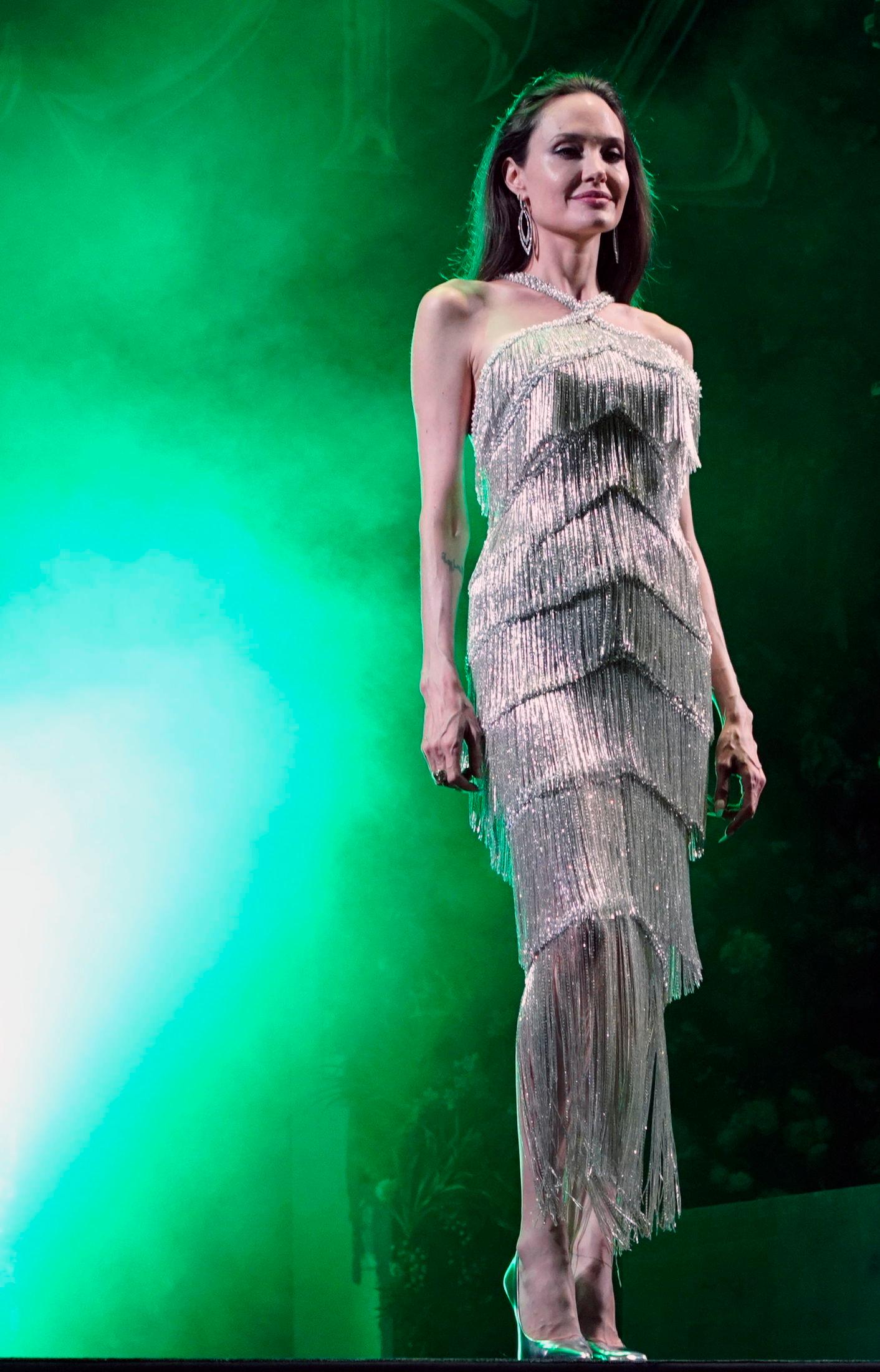 WOW-ØYEBLIKK: Angelina Jolie i en glitrende, luksuriøs kjole. Foto: FRANCK ROBICHO/EPA.