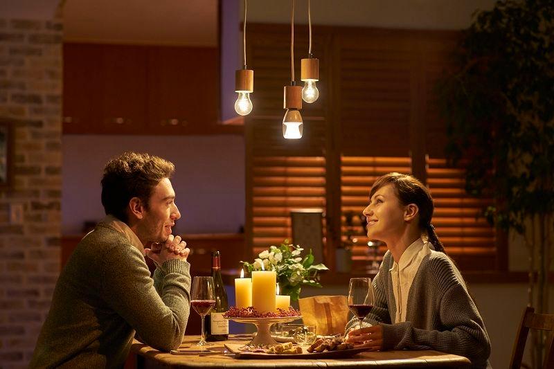 Middagen blir ekstra romantisk med Barry White på lyspæren. Foto: Sony