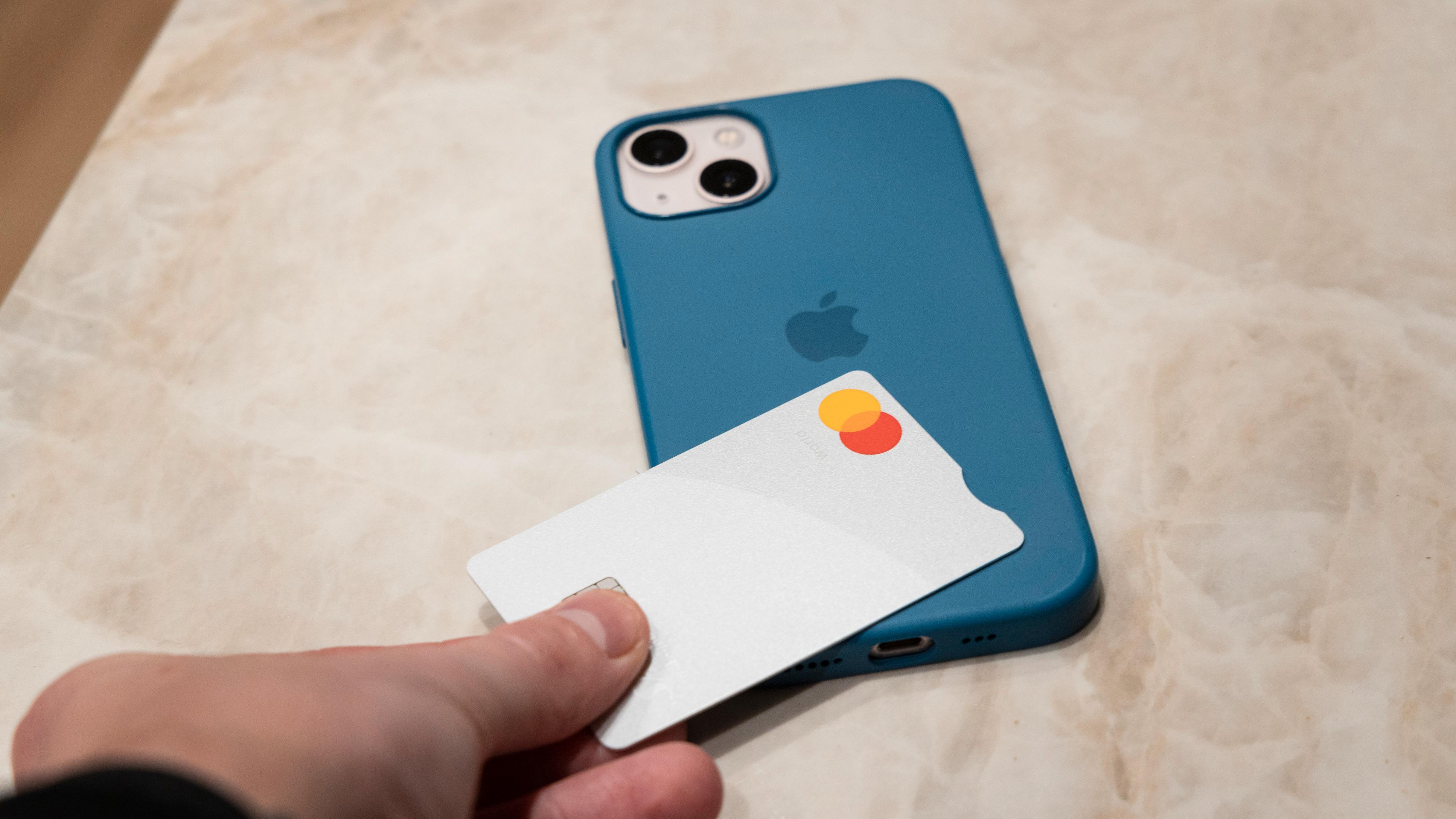 Hevder du snart vil kunne «tappe» kortet på iPhone for å betale