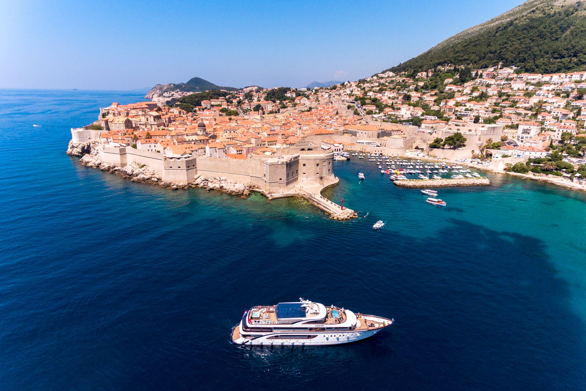 Dubrovniks gamle bymurer skaper en magisk atmosfære.