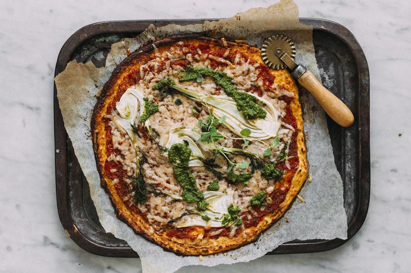 I BUNN: Flere og flere har prøvd seg frem med pizzabunn laget av blomkål som et glutenfritt eller sunnere alternativ. Oppskriften finner du her! Foto: Julie Ilona Balas