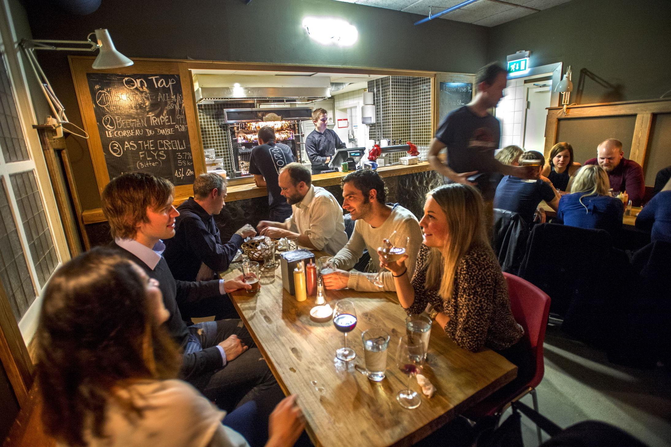 AVSLAPPET: Øl og snacks er en god kombinasjon på populære Crowbar. Foto: Helge Mikalsen/VG