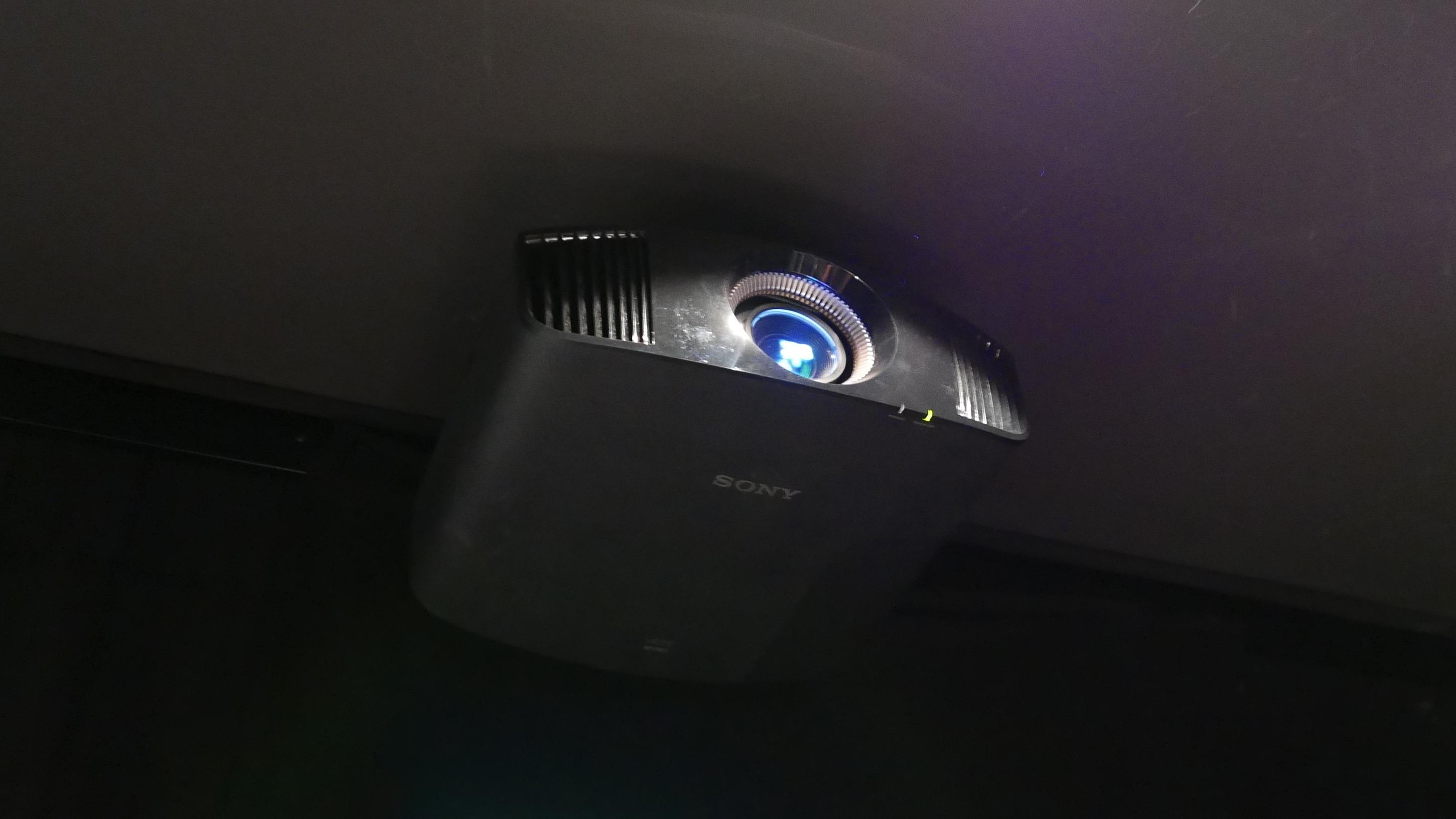 Sonys nye 4K-projektor med HDR imponerer. Foto: Ole Henrik Johansen / Tek.no
