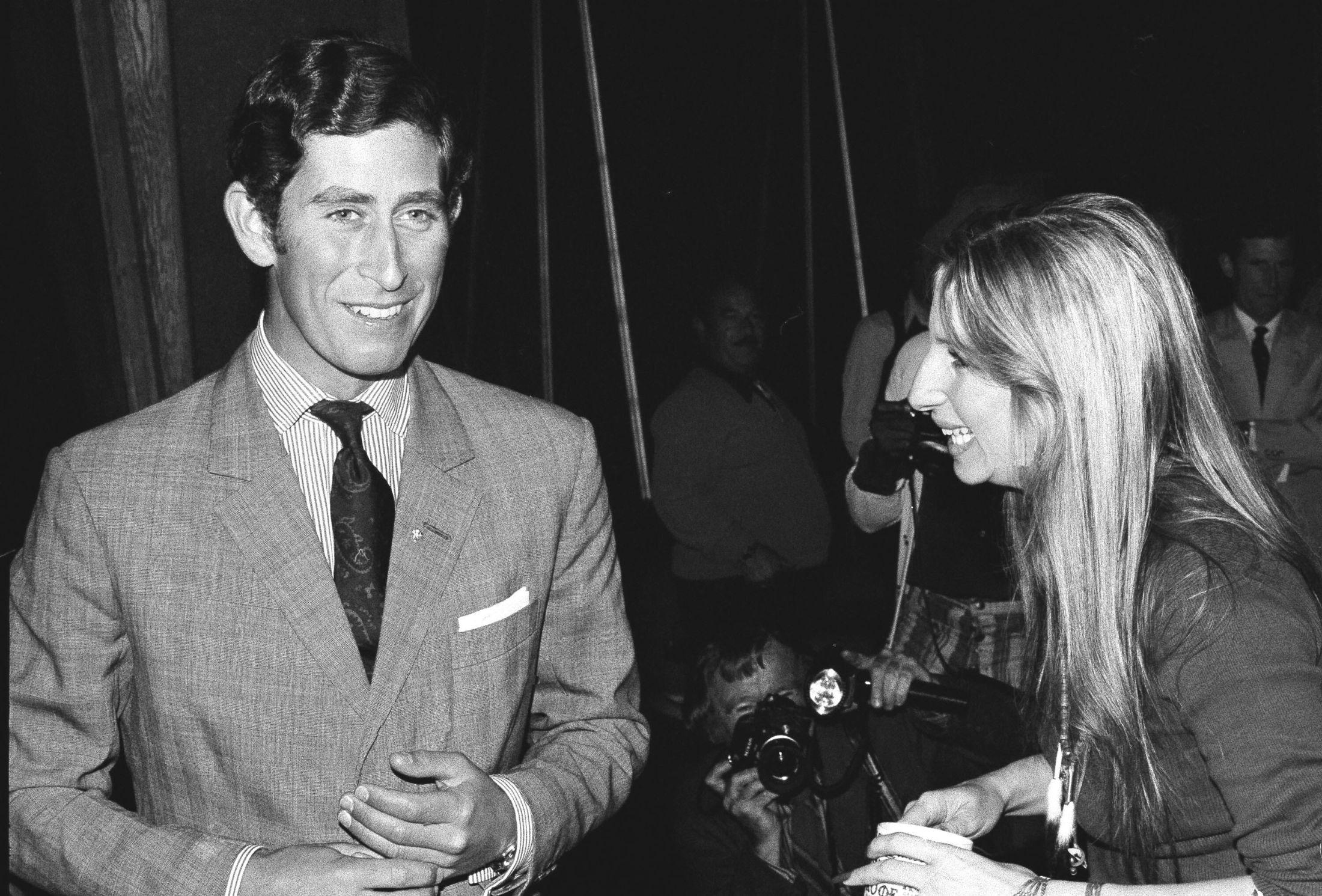 CHARLES OG KJENDISENE: Her møtte prinsen Barbra Streisand i Los Angeles i 1974. Allerede her hadde han en forkjærlighet for dresser og mønstermiks. Foto: AP.