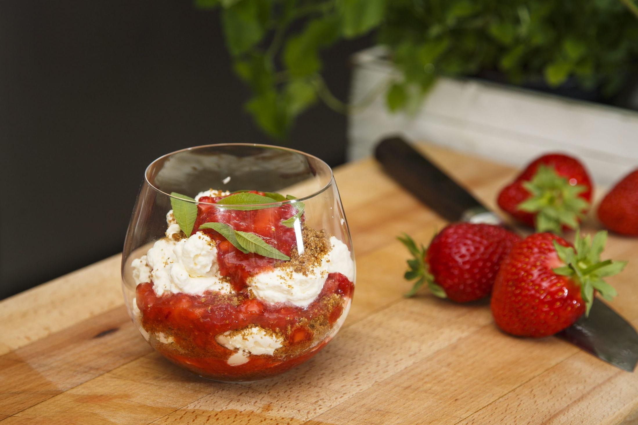 FRISK: Tilslørte jordbærpiker er en enda enklere variant av den klassiske desserten tilslørte bondepiker med forfriskende smak av sommerens beste jordbær. Foto: Marius Vervik