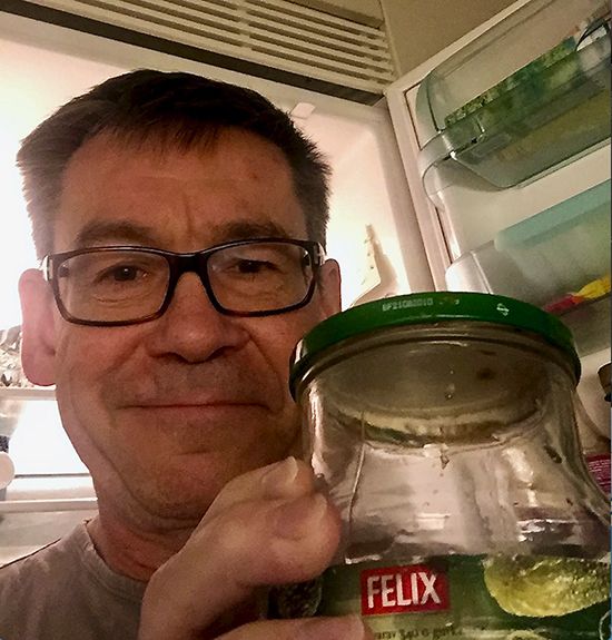 Aftonbladets reporter Jon Hansson hittade en gammal gurkburk i kylen och undrar: Törs jag fortsätta äta av den?