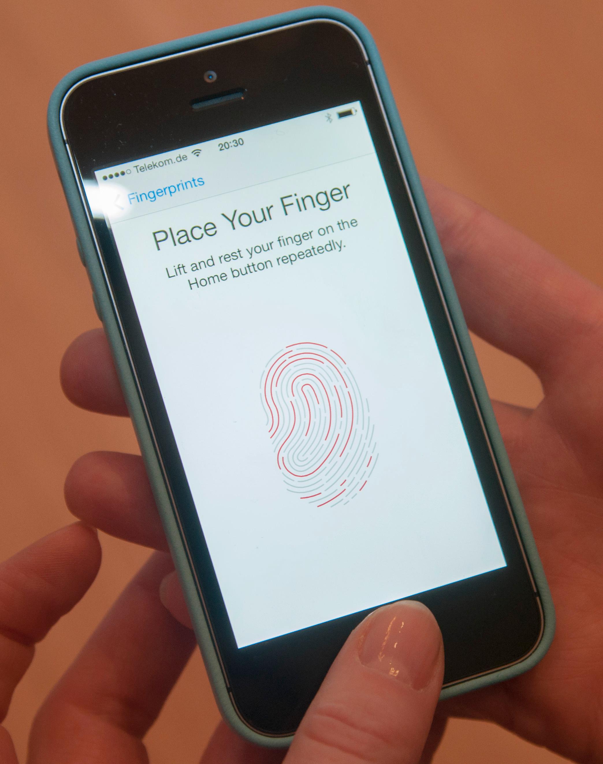 iPhone 5S reagerer svært raskt når den oppfatter et trykk fra en finger den kjenner. Først må den imidlertid læres opp. Den husker inntil fem fingre.Foto: Finn Jarle Kvalheim, Amobil.no
