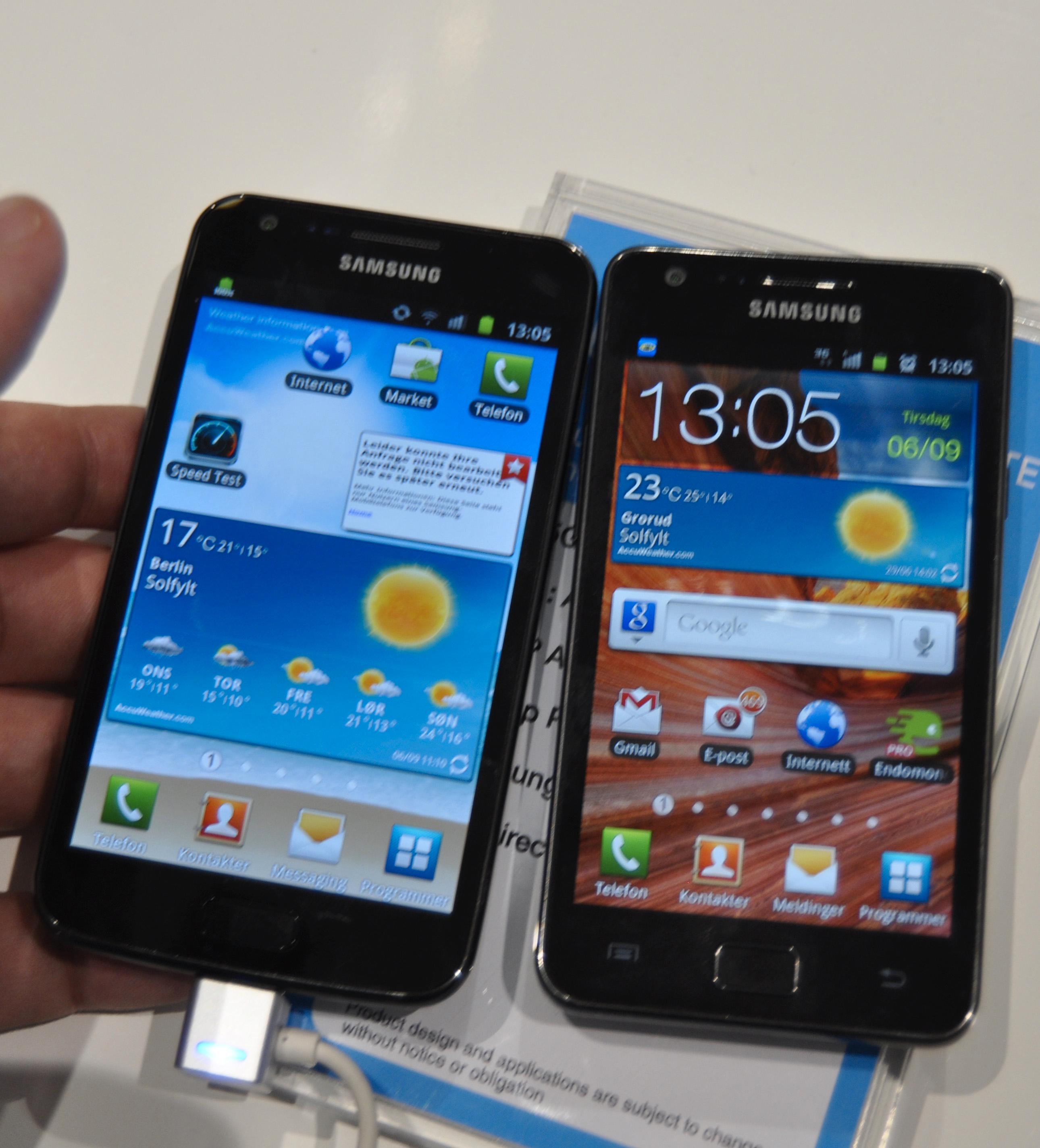 Galaxy S II LTE og Galaxy S II ved siden av hverandre. Den oppdaterte modellen til venstre.