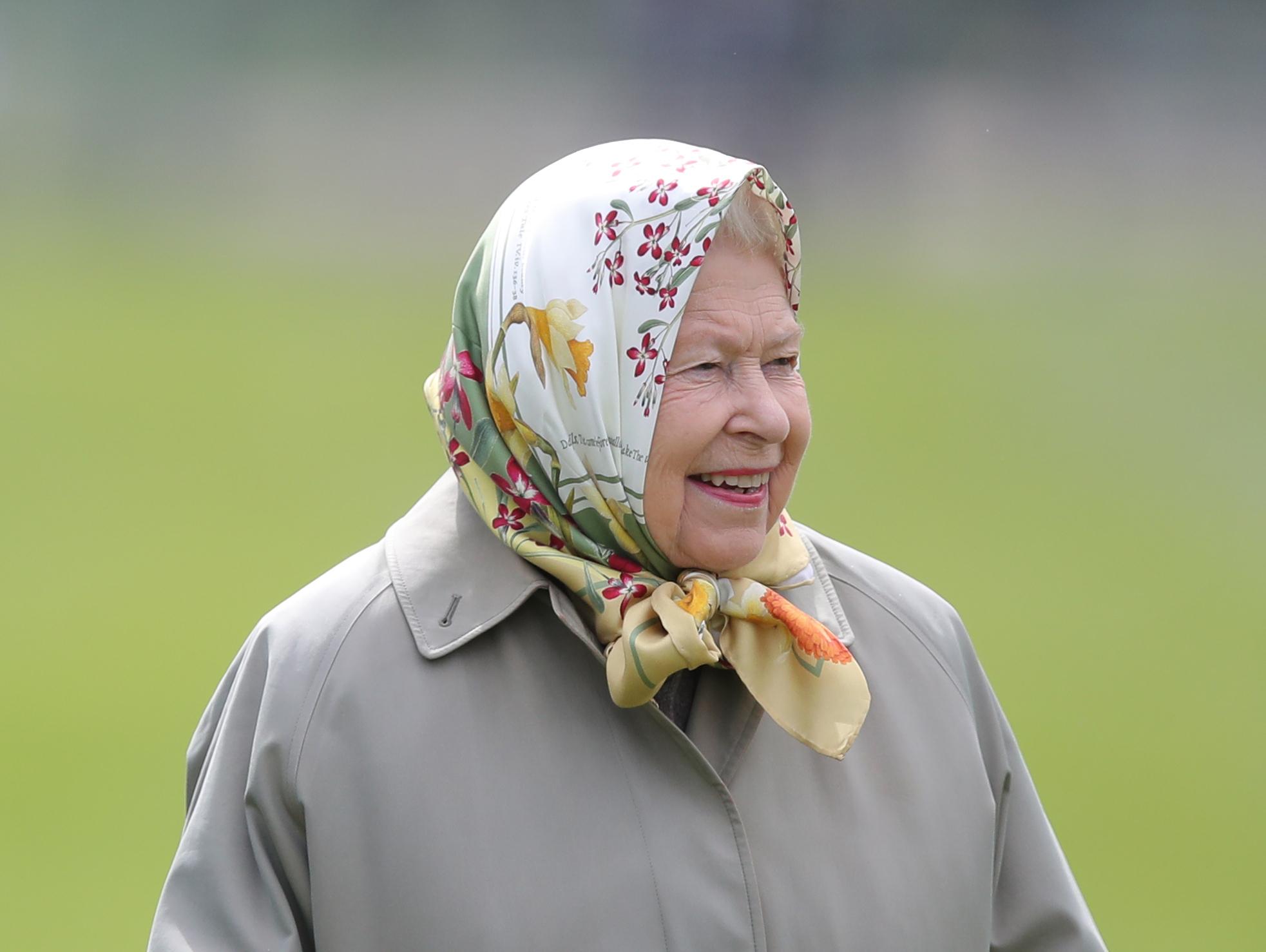 SNUPPETE STIL: Dronning Elizabeth II sitt «it»-tilbehør har tilsynelatende vært et silkesjal på hodet i over 70 år.