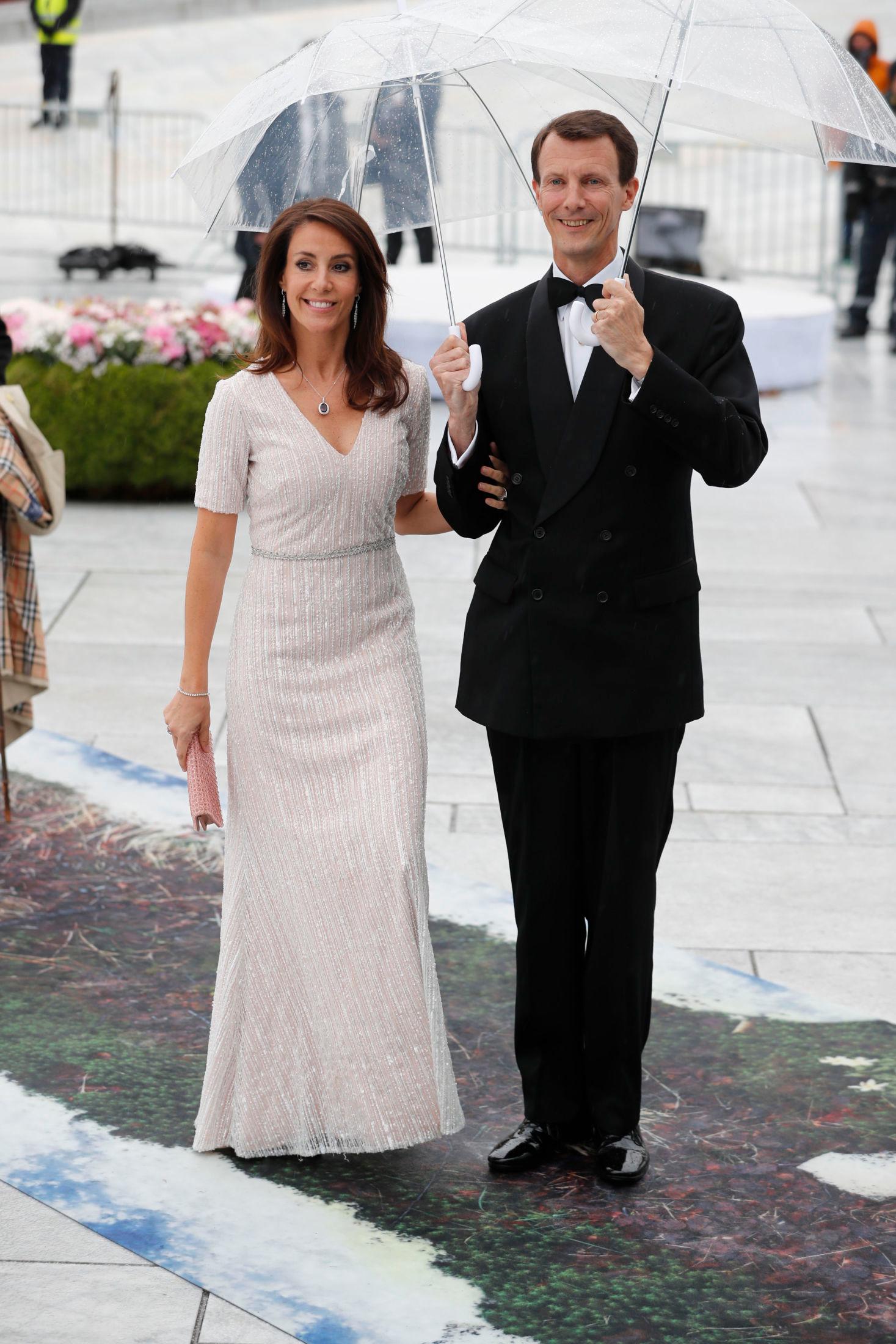 PERLER: Prinsesse Marie av Danmark valgte en hvit kjole med perler onsdag kveld. Her sammen med prins Joachim.