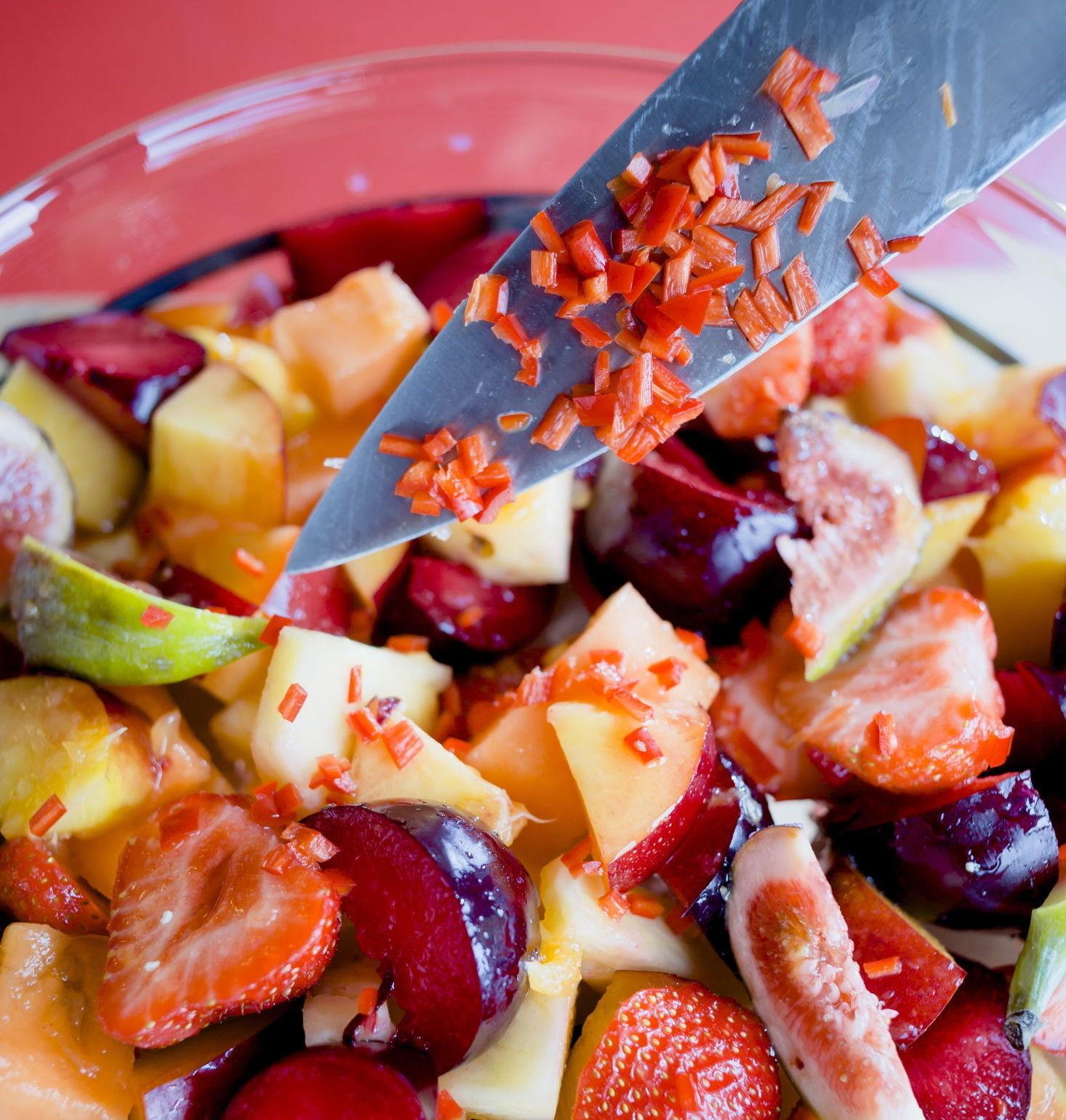SPENNENDE: Overrask gjestene med en ny vri på fruktsalaten. Det er forøvrig kjempegodt å bake frukt i ovnen. Foto: Krister Sørbø/VG
