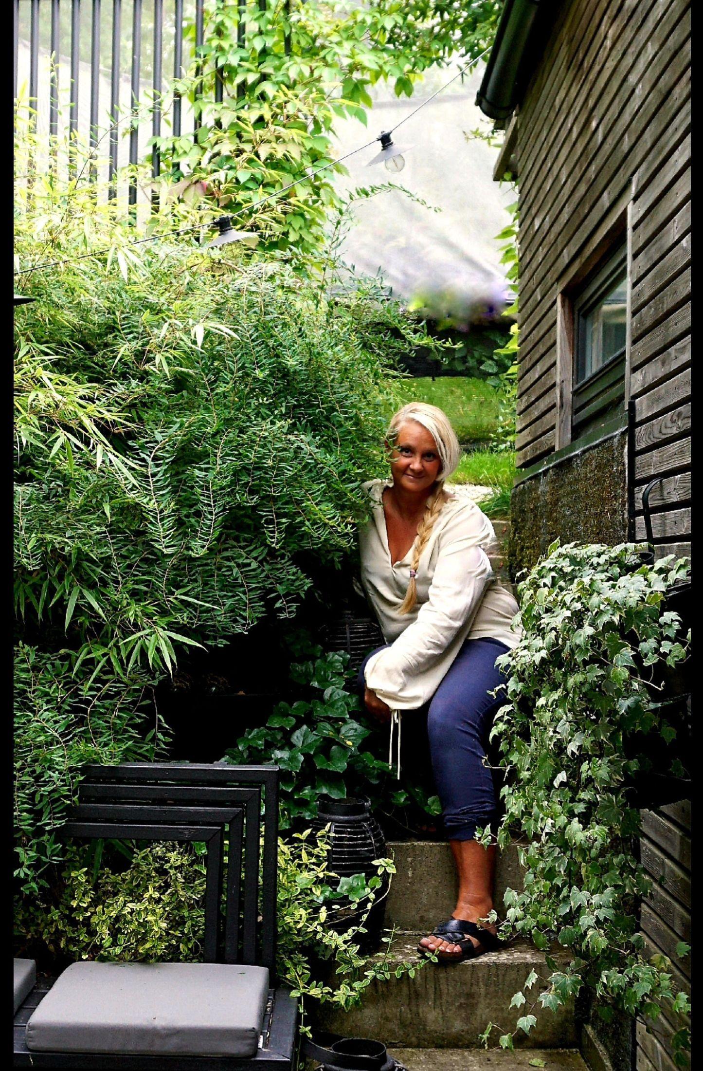 MEDITASJON: Hanne Holsted aner ikke hvor mye tid hun bruker på hagen. – Det er meditasjon for meg, sier hun. FOTO: Privat