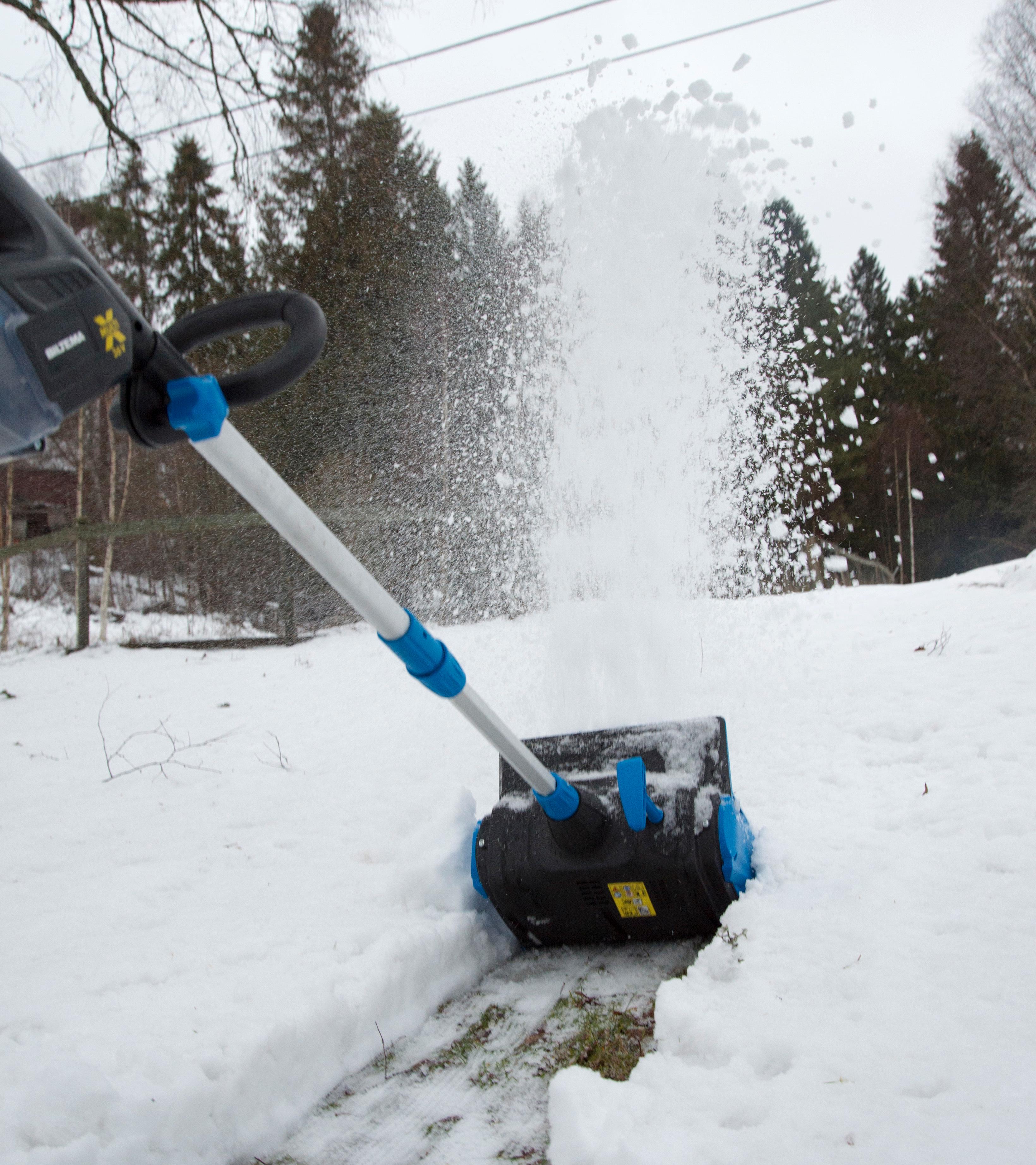 Selv i våt snø klarer maskinene å kaste snøen et stykke.