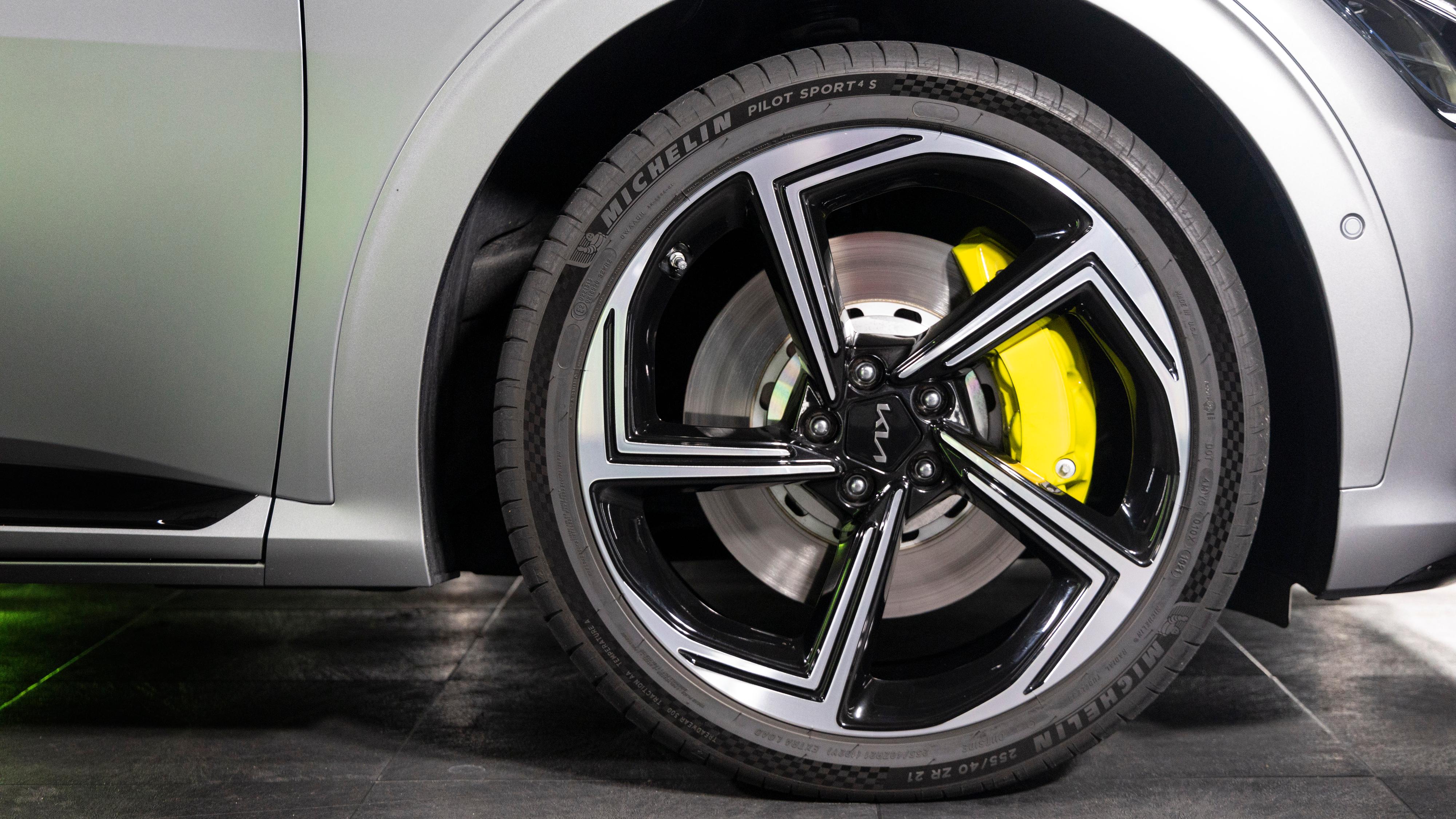 Neongrønne bremsekalipere og 21-tommers felger på EV6 GT. Tunge og kraftige elbiler er kjent for å slite raskere på dekkene enn normalt, og disse koster rundt 30.000 kroner for et fullt sett. 