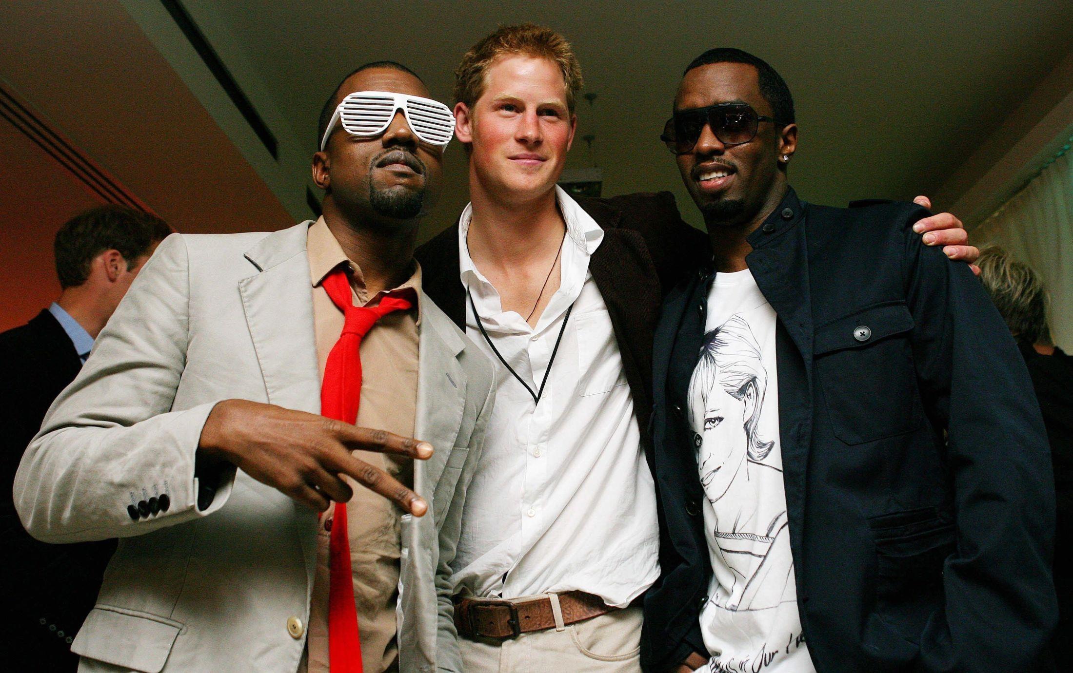 GODT SELSKAP: Kanye West tok ikke av seg solbrillene selv om han møtte britiske royalitet. Her sammen med Prins Harry og P. Diddy på et veldedighetsarrangement i London i 2007. Foto: AFP