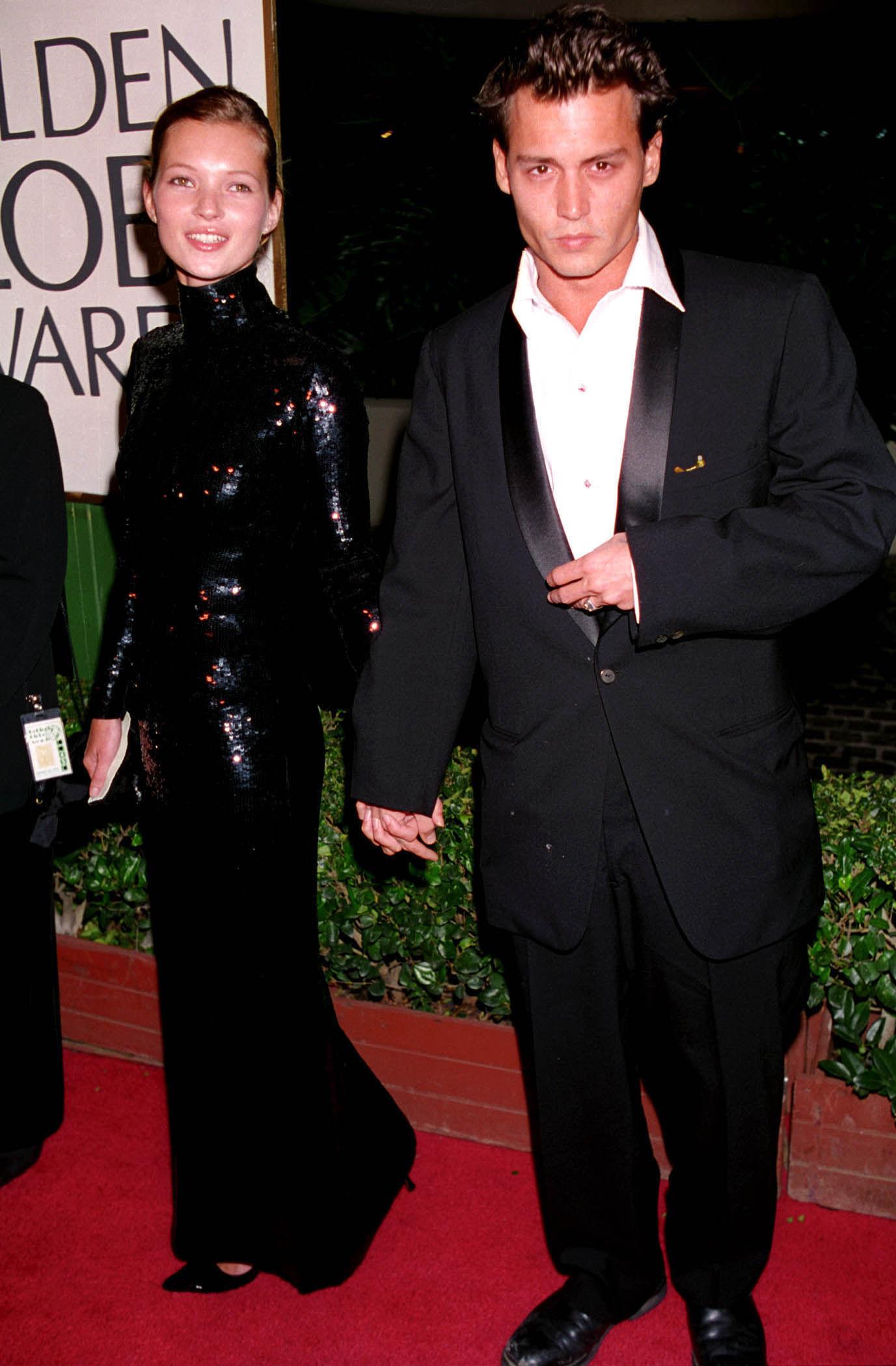 PALJETTKJOLE: Kate Moss med sin daværende kjæreste Johnny Depp. Hun strålte i en langermet, svart paljettkjole.
