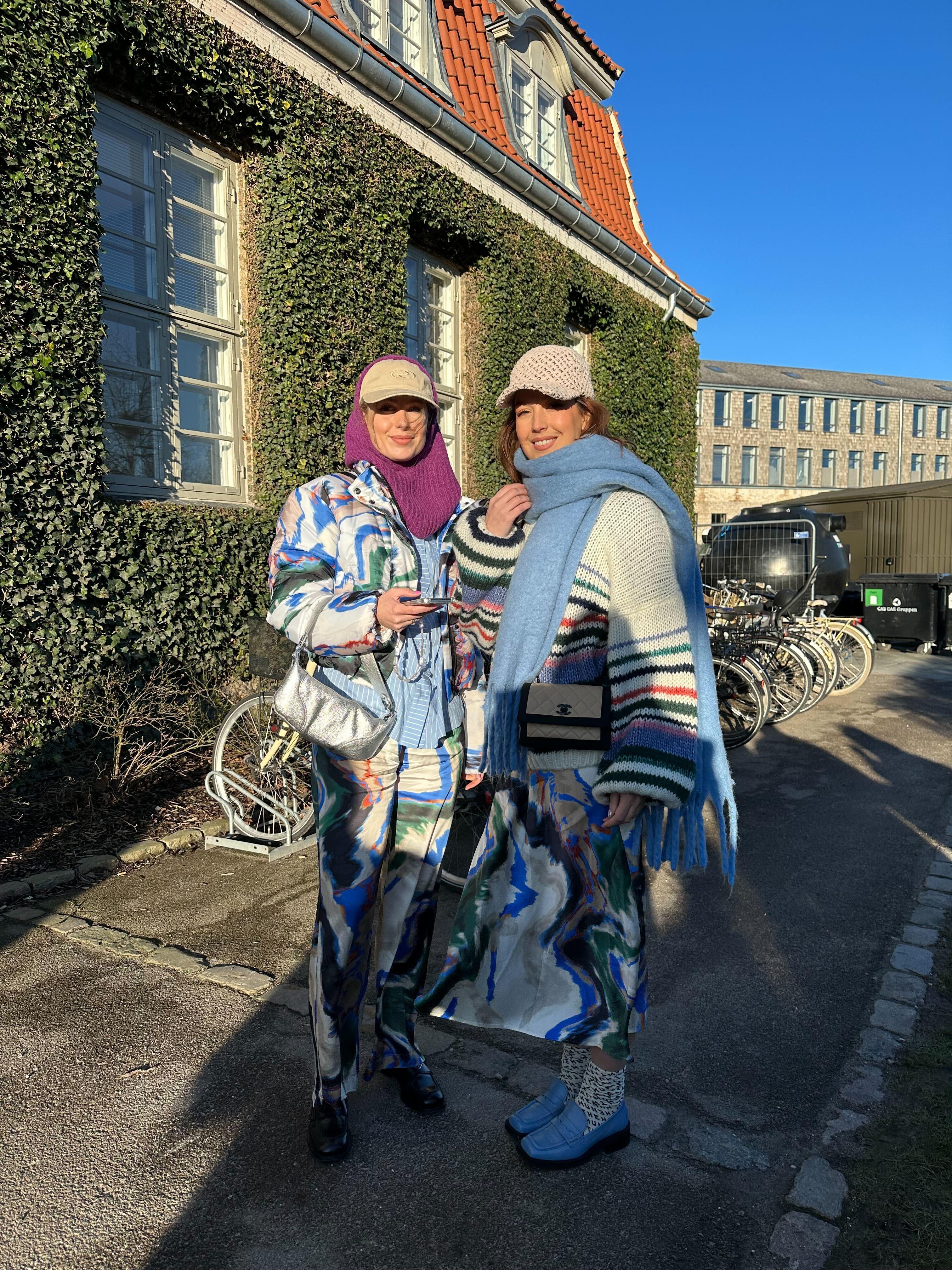 Deilig strikk slår aldri feil. Her er Babette van Luijk og Do Nossent på vei inn til Munthes visning.