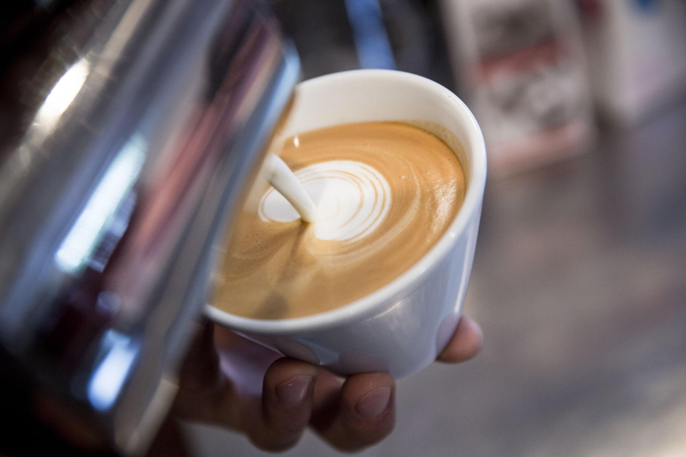 KAFFEKUNST: Både søte hjerter og mer avanserte motiver er vanlig å se i kaffekoppen når du kjøper melkebaserte drikker i dag. Foto: Annemor Larsen/VG