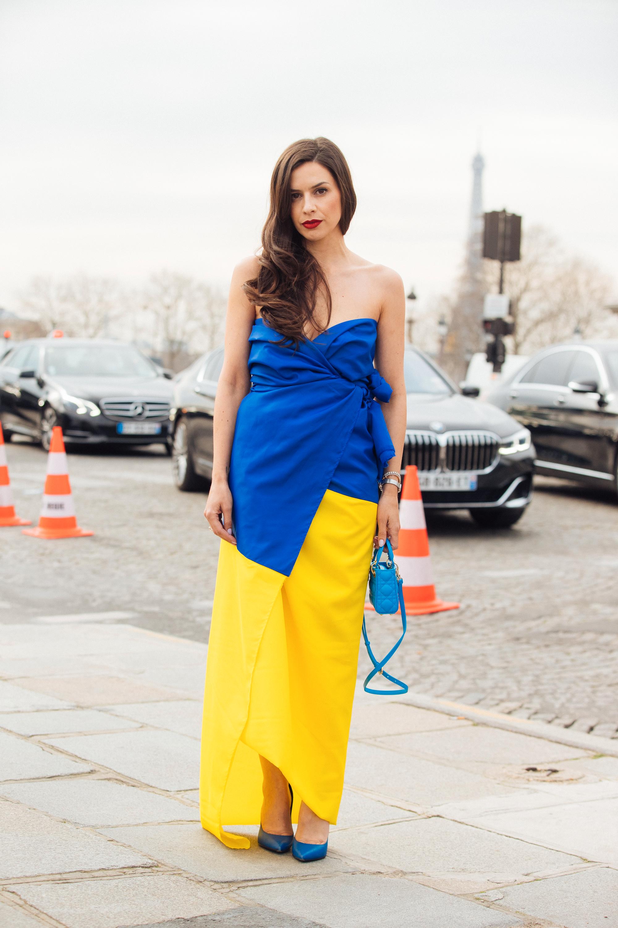 I PARIS: En moteprofil poserer utenfor Dior-visningen i en kjole i fargene til det ukrainske flagget.