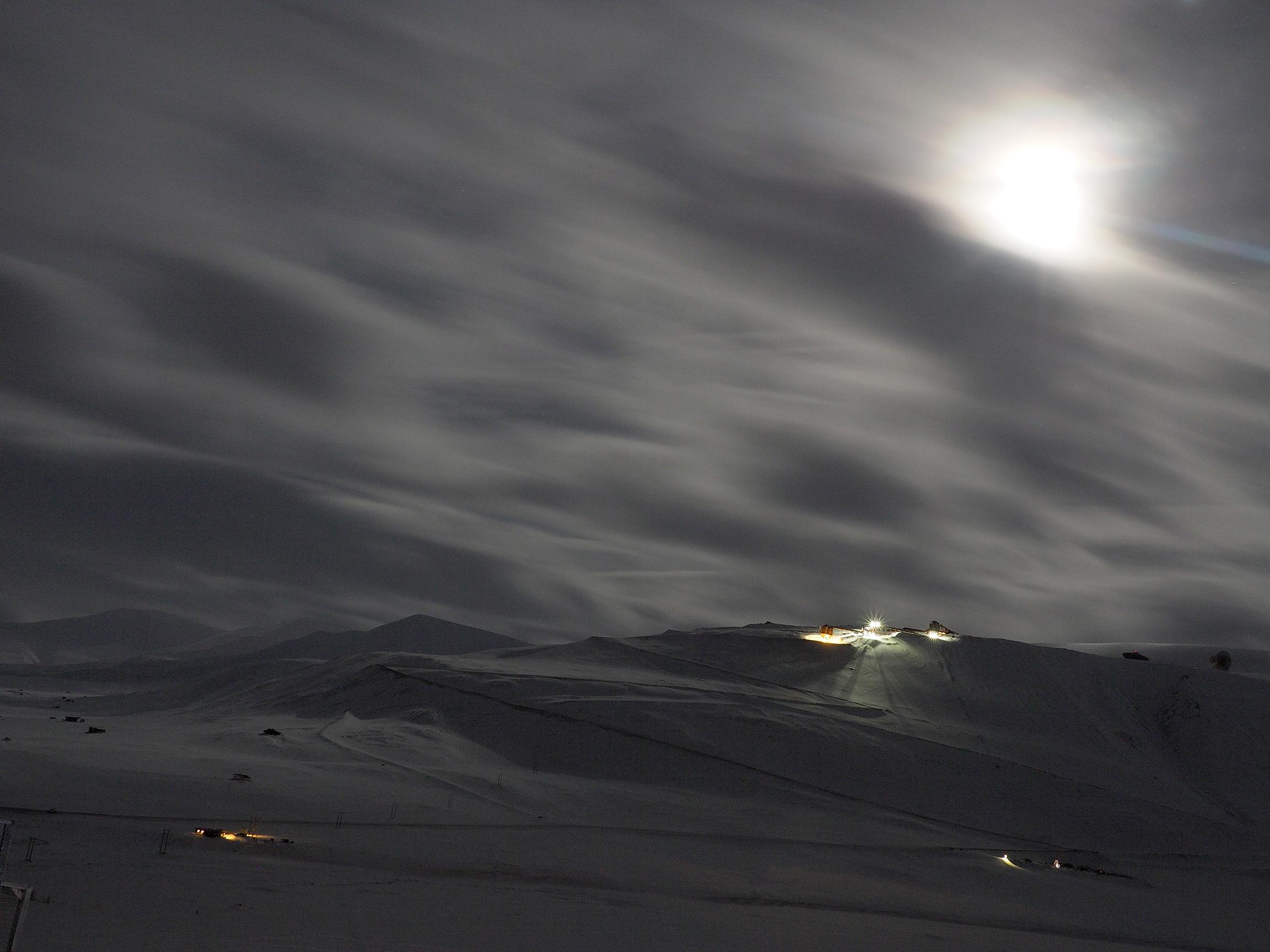 30 sekunders eksponering, tatt i Boltedalen. Lysene oppe på fjellet er fra Gruve 7, den eneste gruva rundt Longyearbyen som fremdeles er i drift.Foto: Kjersti Stuestøl