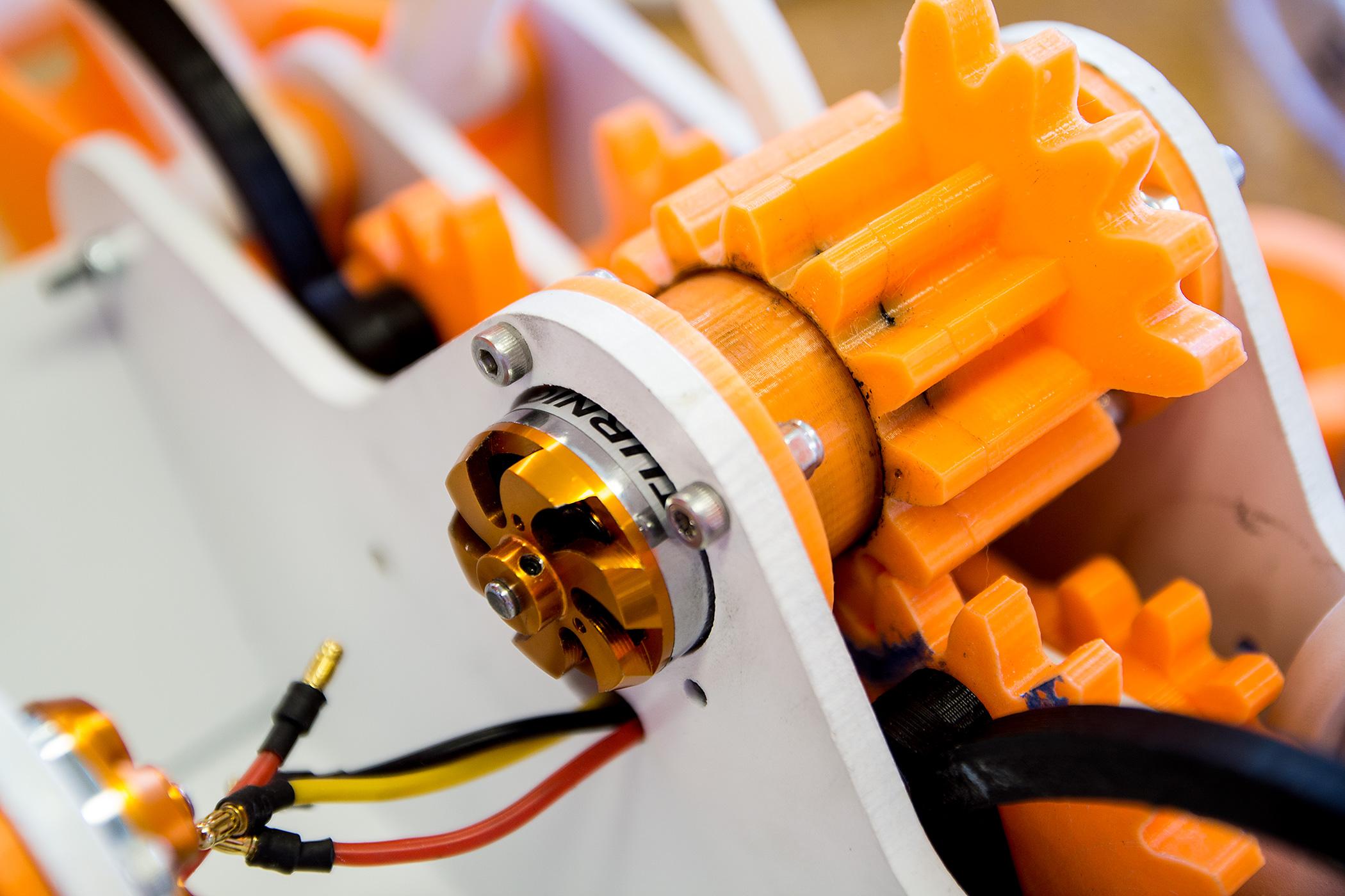 Kompliserte tannhjul, skrevet ut og utstyrt med en liten elektromotor, gjør at denne roboten kan bevege seg på egen hånd.Foto: Varg Aamo, Hardware.no