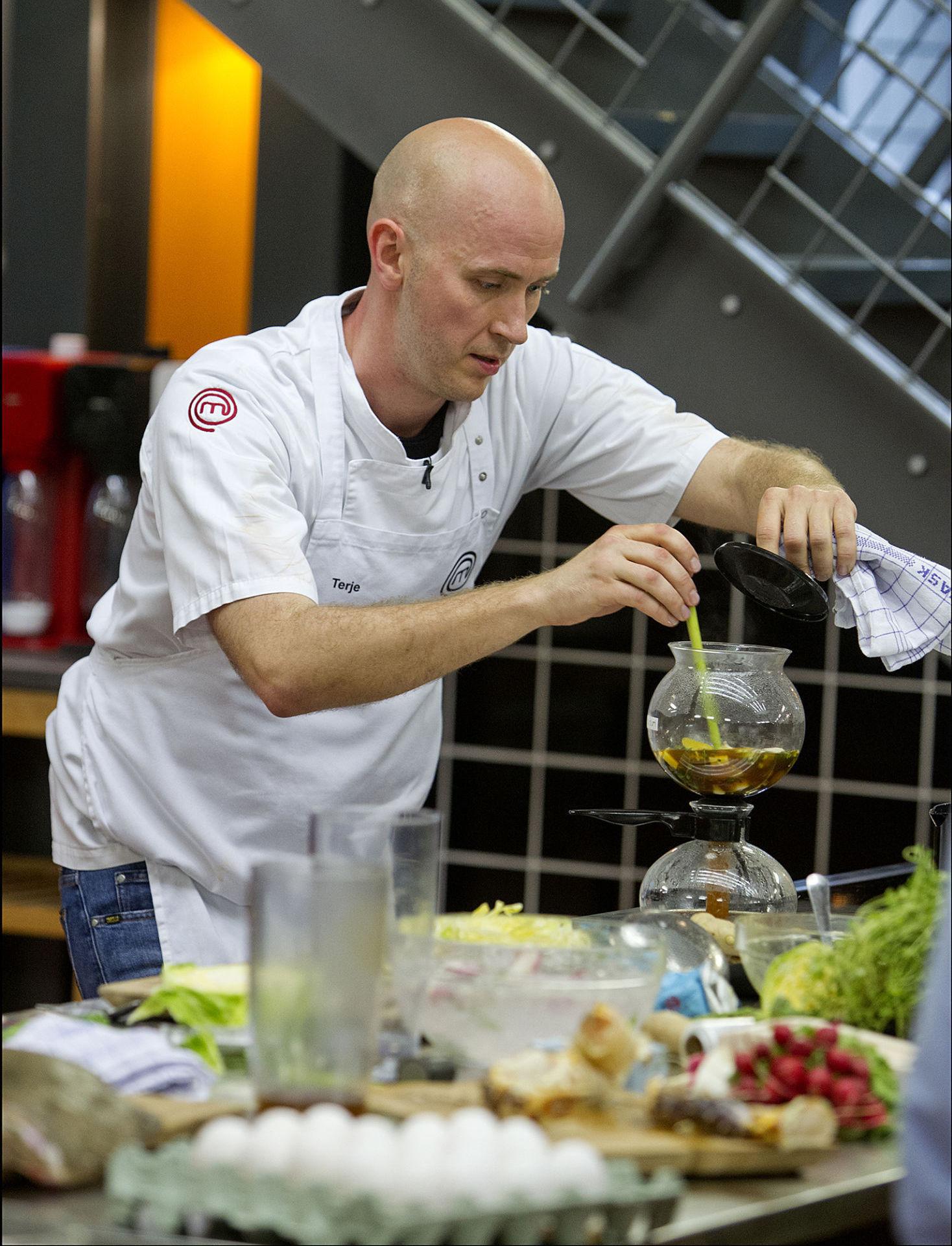 TIPSET: Sporsem fikk tips fra Kulinarisk akademi-kokk, Espen Vesterdal Larsen, å bruke infusert kyllingbuljong sammen med hollandaise. Foto: TV3