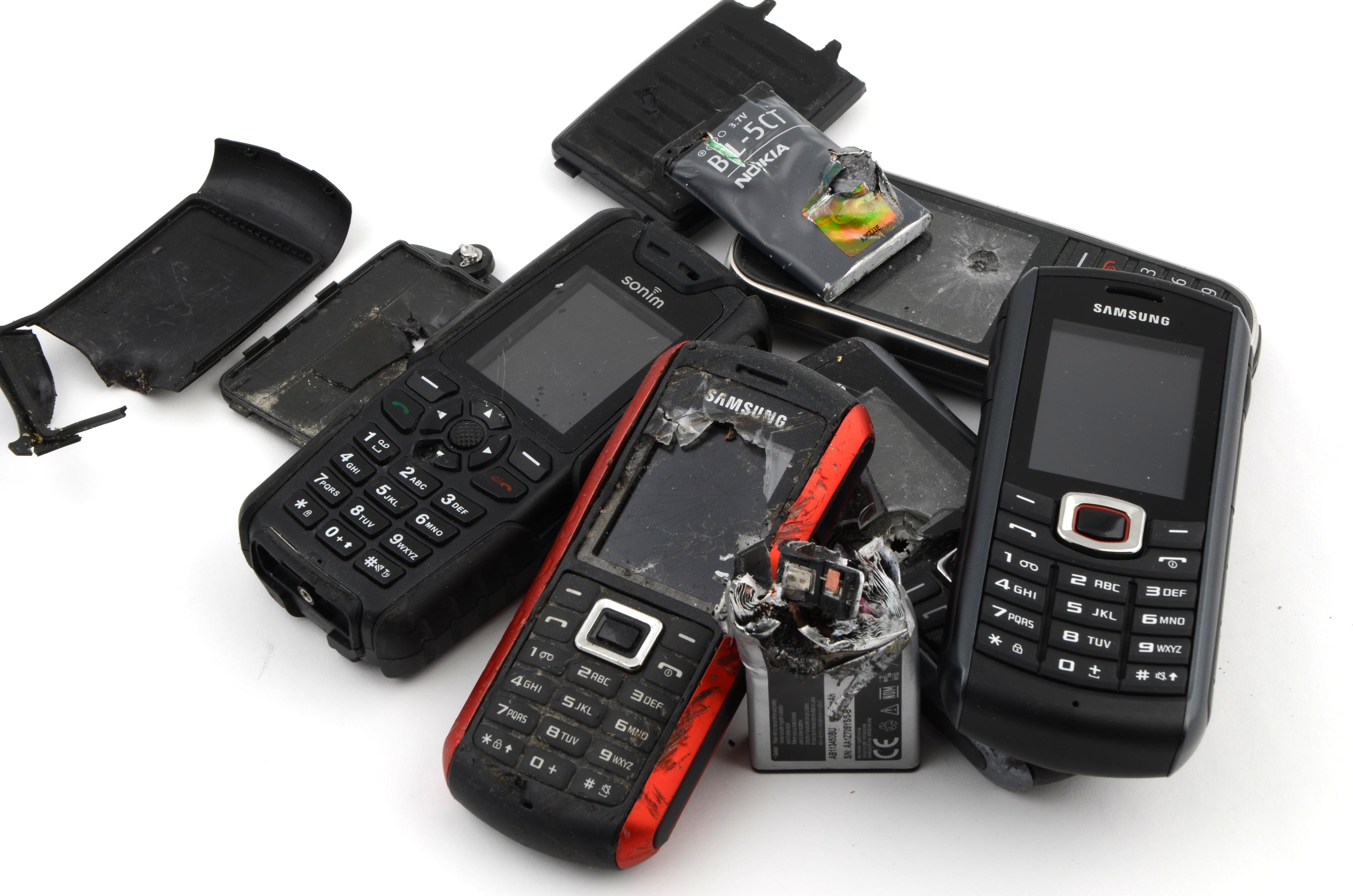 B2710 stiller seg i rekken av støtsikre telefoner. Her er den sammen med noen av de vi har testet til døde tidligere.