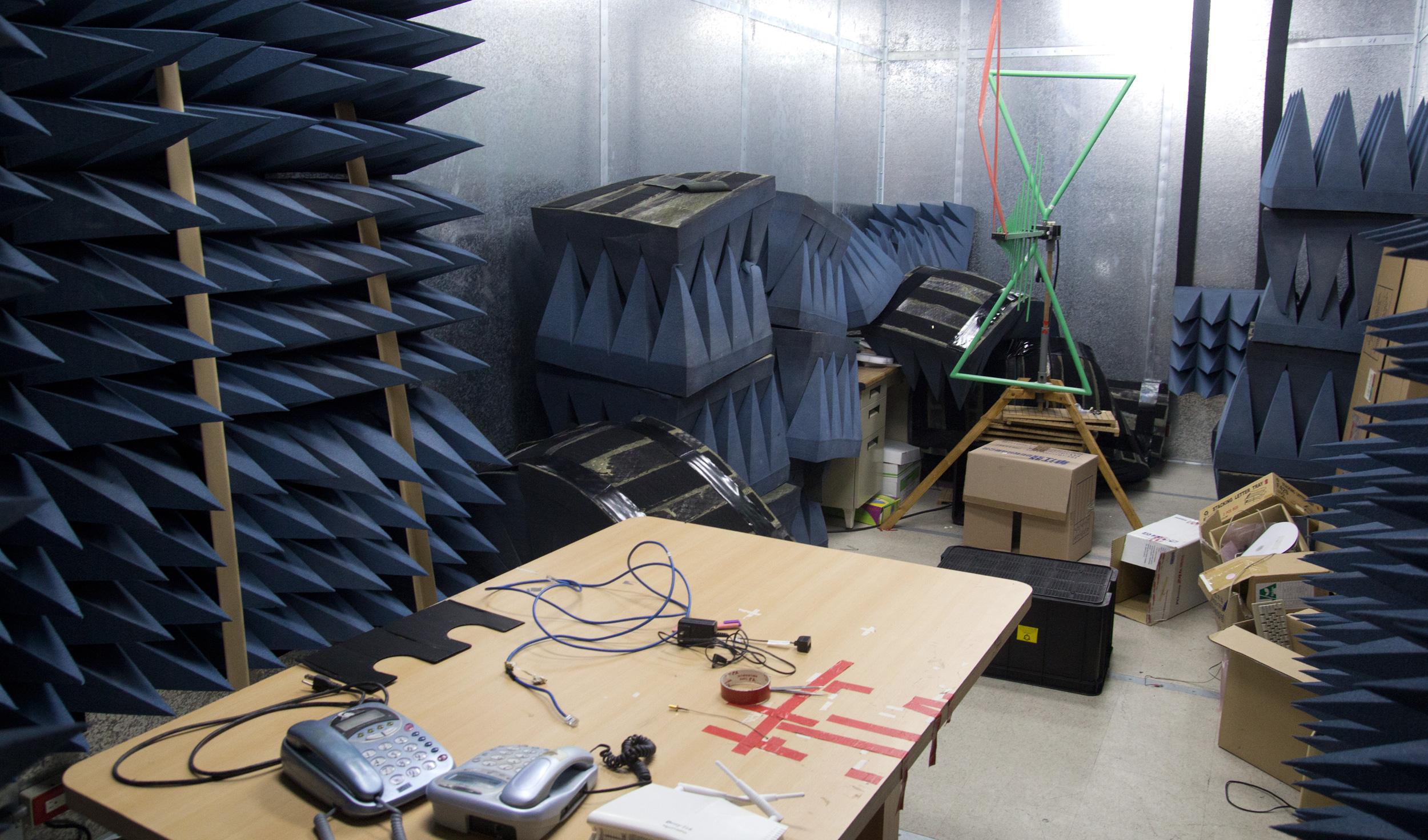 Dette rommet brukes til å teste trådløse signaler. Hele rommet er kapslet inn, og skal være helt uforstyrret.Foto: Rolf B. Wegner, Hardware.no