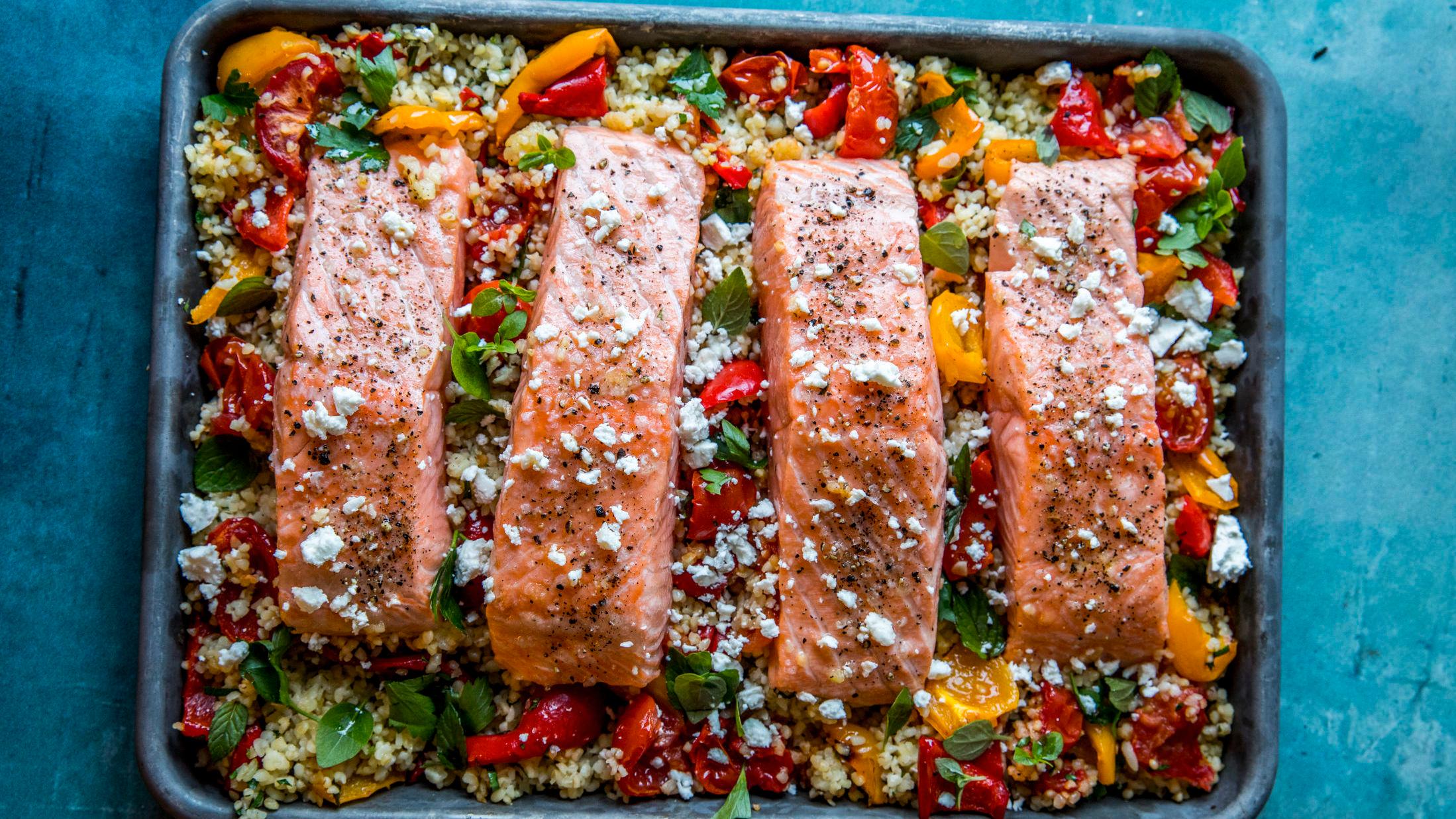 ALT I EN FORM: Det er enkel å lage middag når man kan slenge alt i en form, og steke det hele i ovnen. Foto: Sara Johannessen Meek/VG