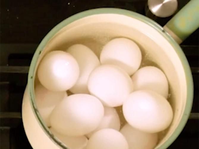 Så enkelt kokar du ägg utan att de spricker