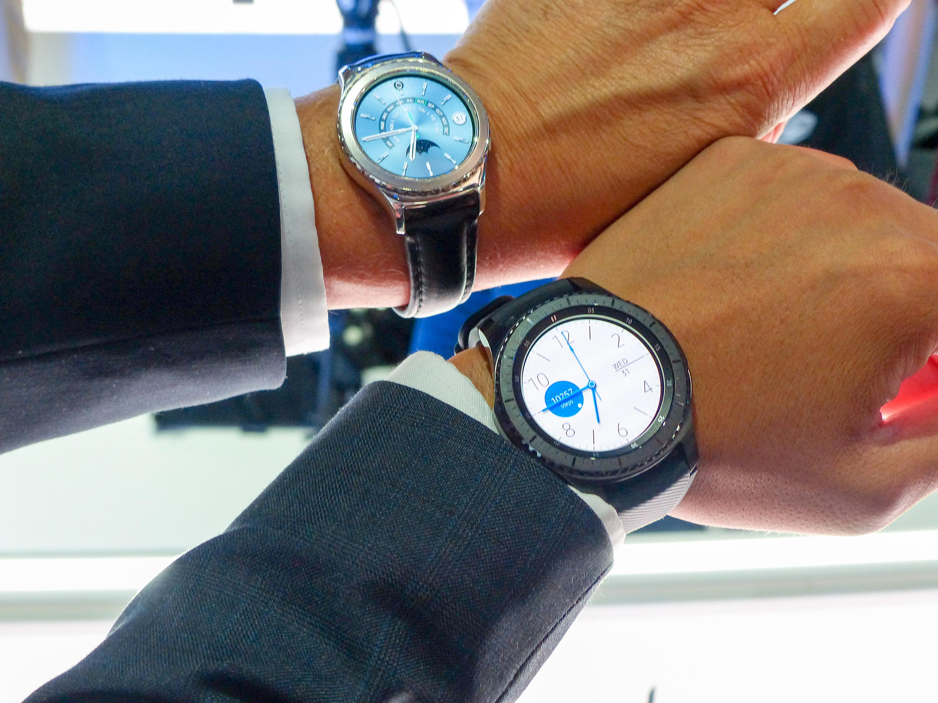 Øverst er den «gamle» Gear S2-klokken, nederst er Frontier-versjonen av nye Gear S3.