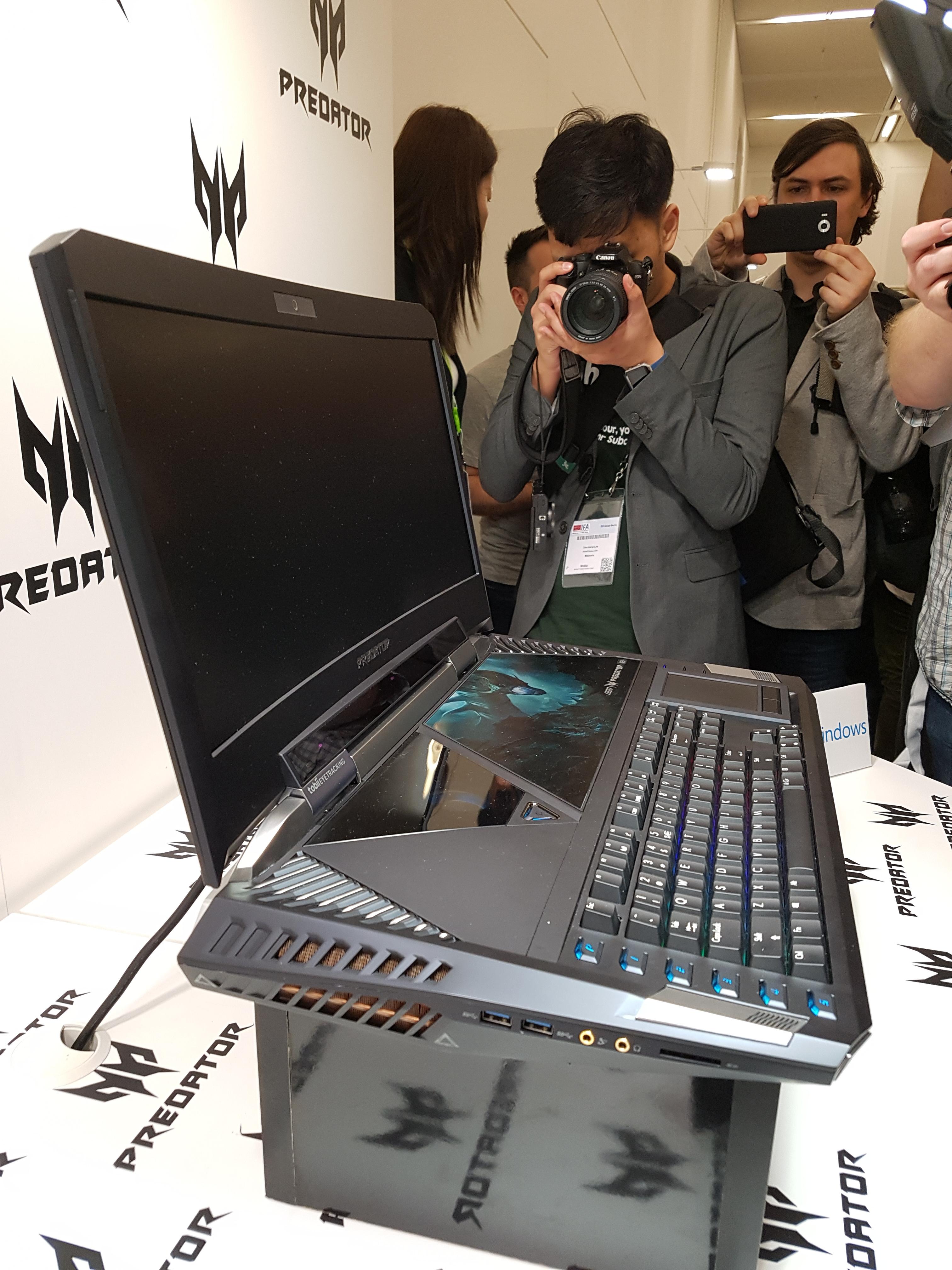 Det var stor interesse blant de fremmøtte da Acer viste frem verdens første bærbare med buet skjerm.