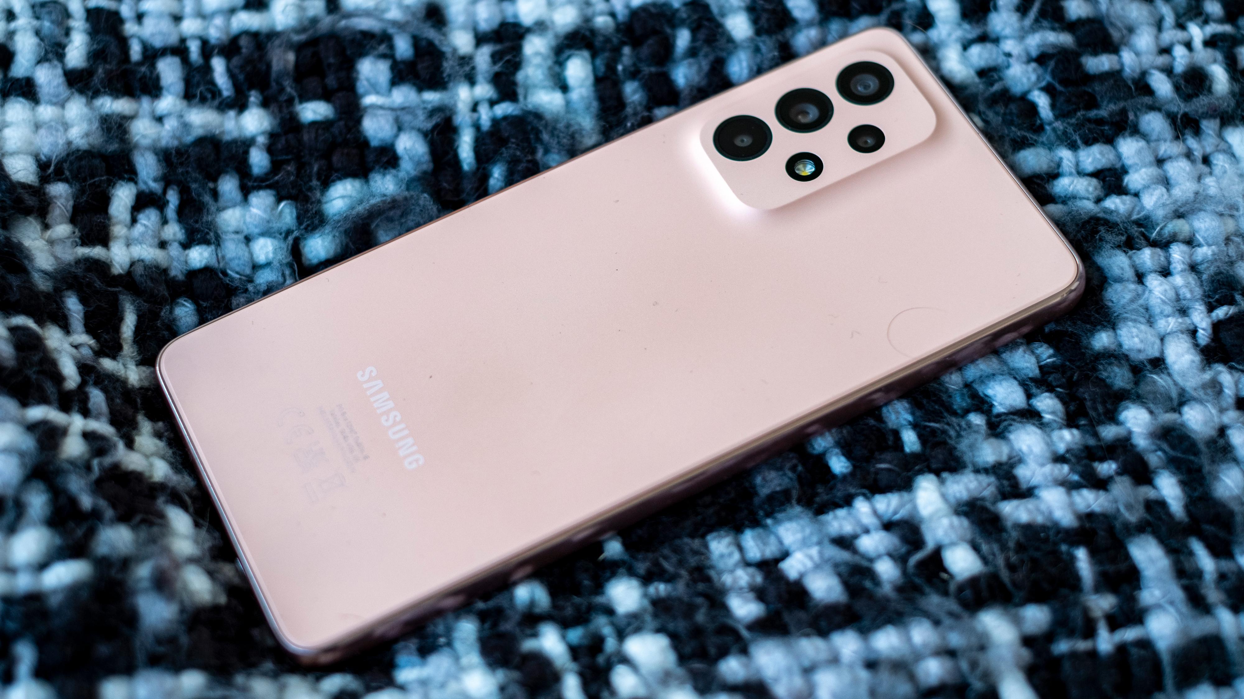 Galaxy A53 ser ut som og er laget i plast. Men superkraften dens er at den er vanntett - i motsetning til de fleste av sine konkurrenter.