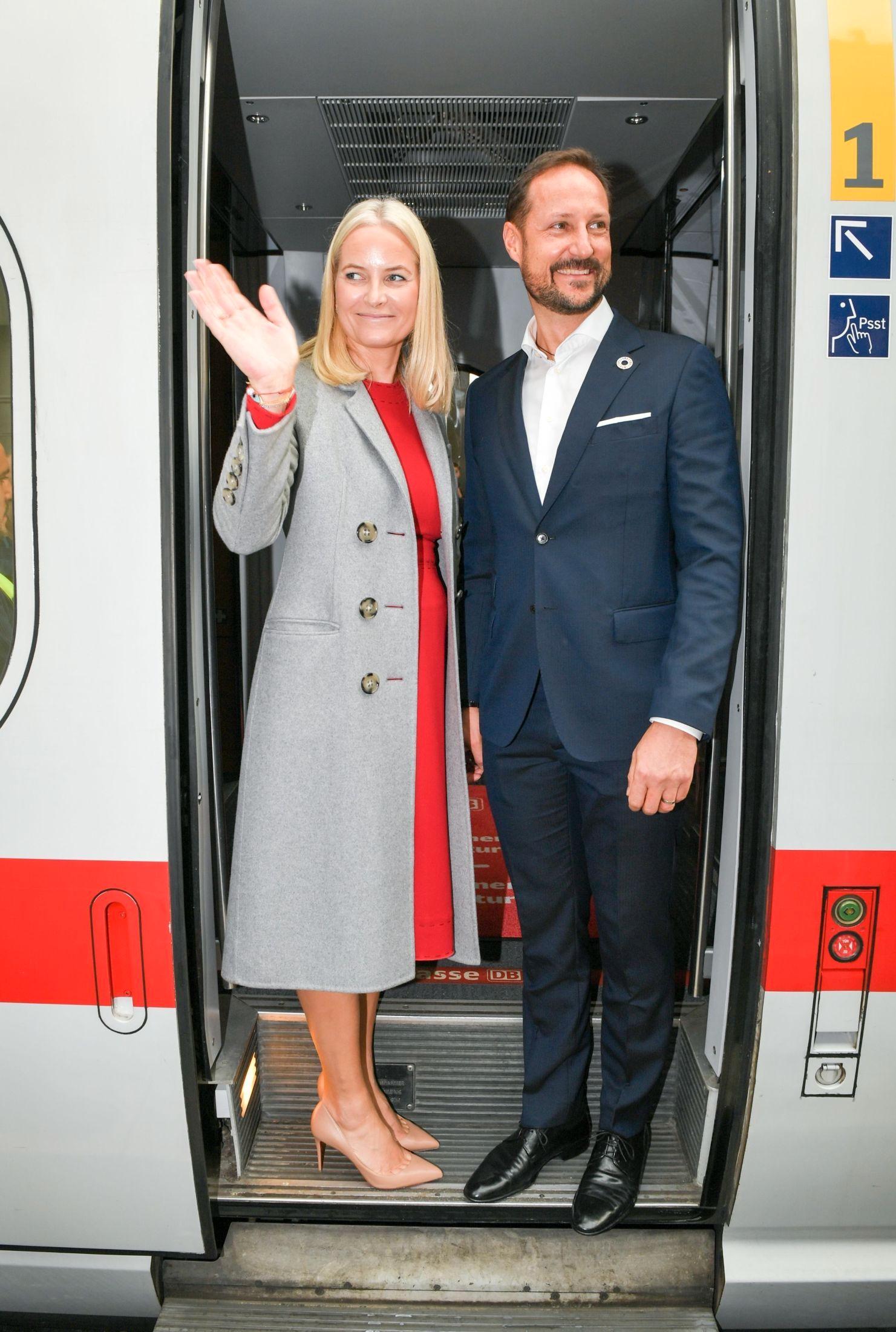 LITTERATURTOG: Mette-Marit og Haakon har toget rundt i Tyskland for å fremme norsk litteratur. Foto: Jens Kalaene / DPA / AFP