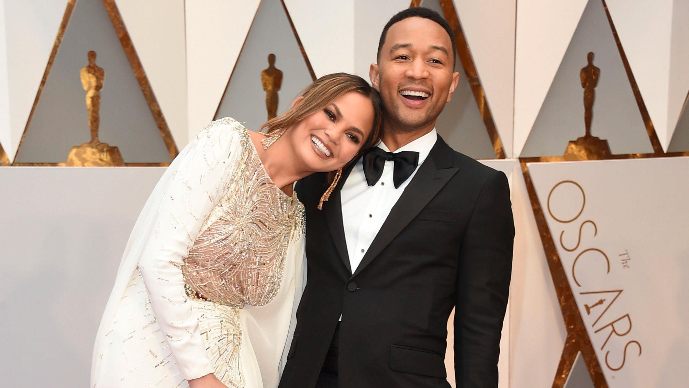 COUPLE GOALS: Internett hyller både Chrissy Teigen og ektemannen John Legend etter nattens Oscar-utdeling. Foto: NTB scanpix
