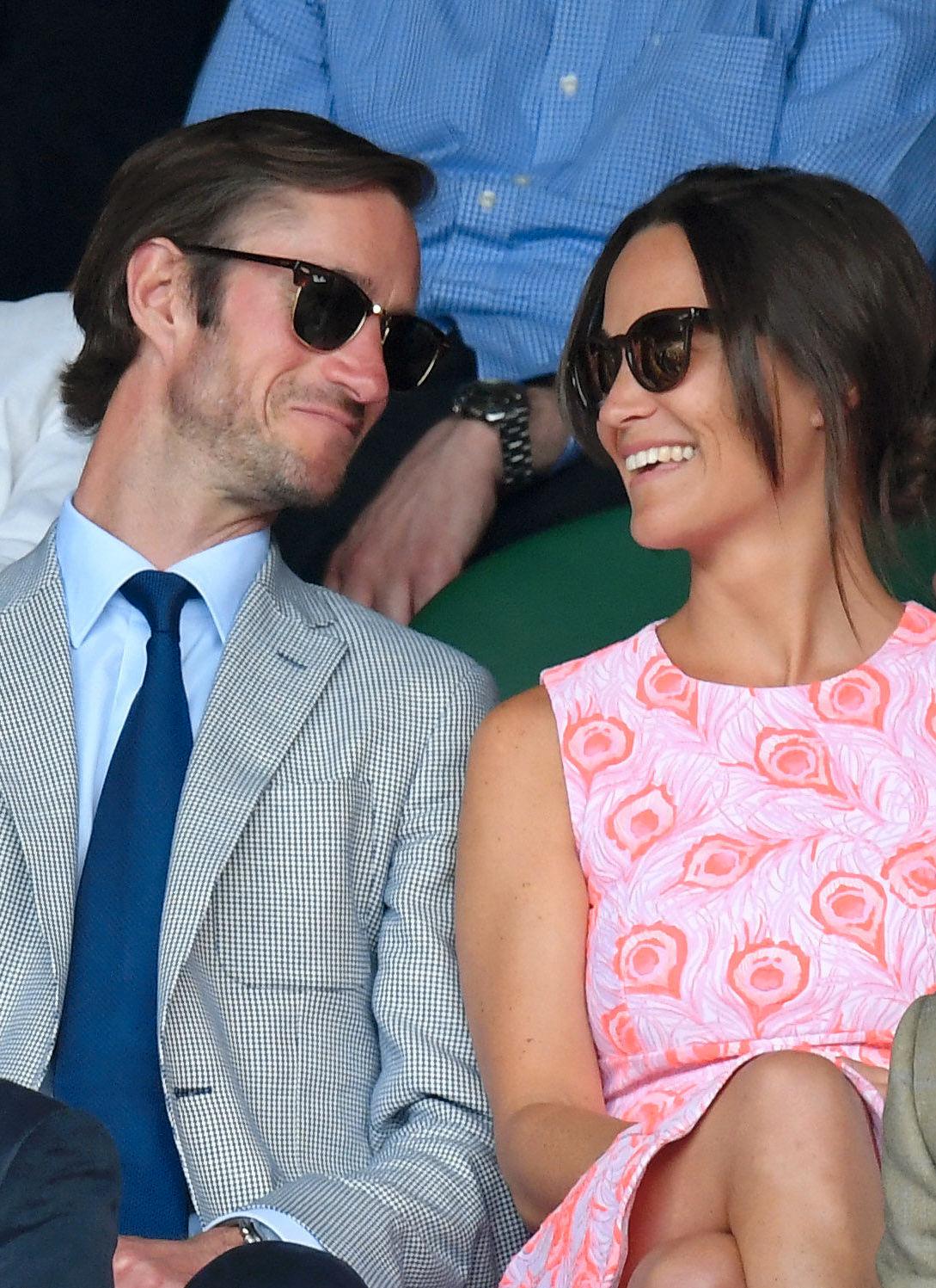 GIFTEKLARE: Pippa og James har bekreftet at de er forlovet og gifter seg i løpet av neste år. Her er de to på tribunen under Wimbledon-turneringen tidligere i juli. Foto: Getty Images