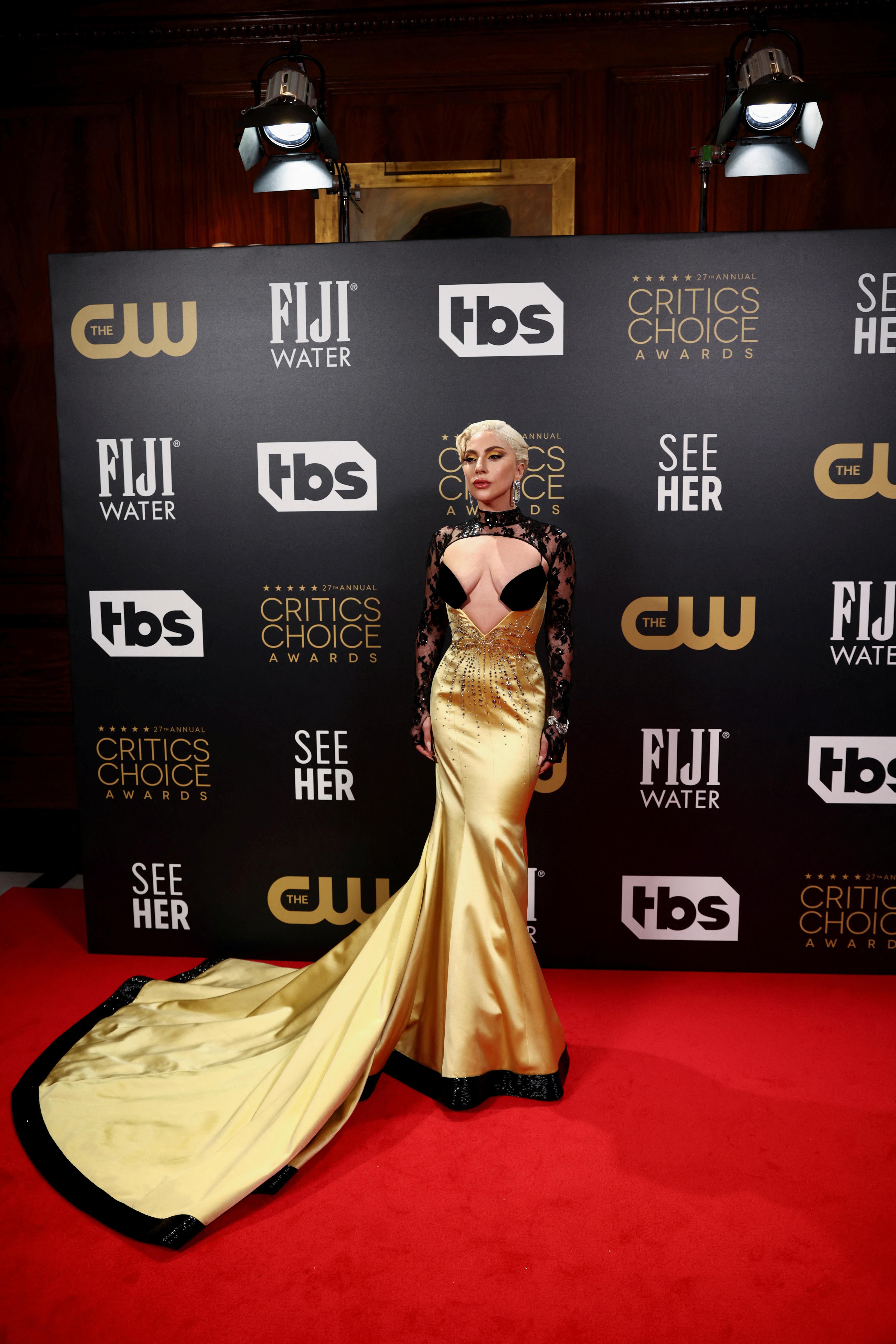 KLEDD I GUCCI: Lady Gaga byttet ut sin grønne Ralph Lauren-kjole med denne gule og svarte Gucci-looken.